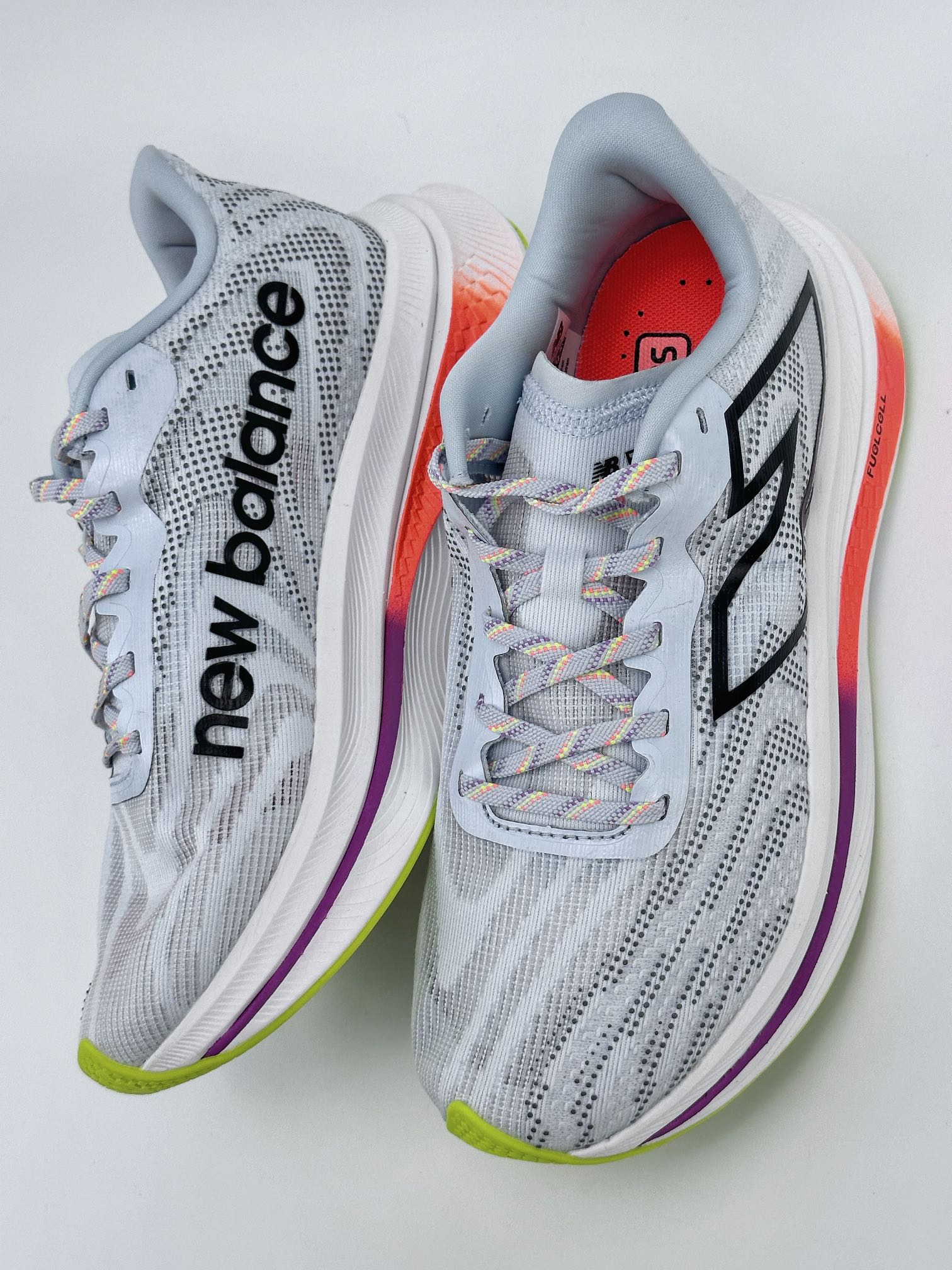 240 New Balance FuelCell SuperComp Trainer V2 新百伦NB系列超轻量化低帮休闲运动慢跑鞋 MRCXLG3XQ