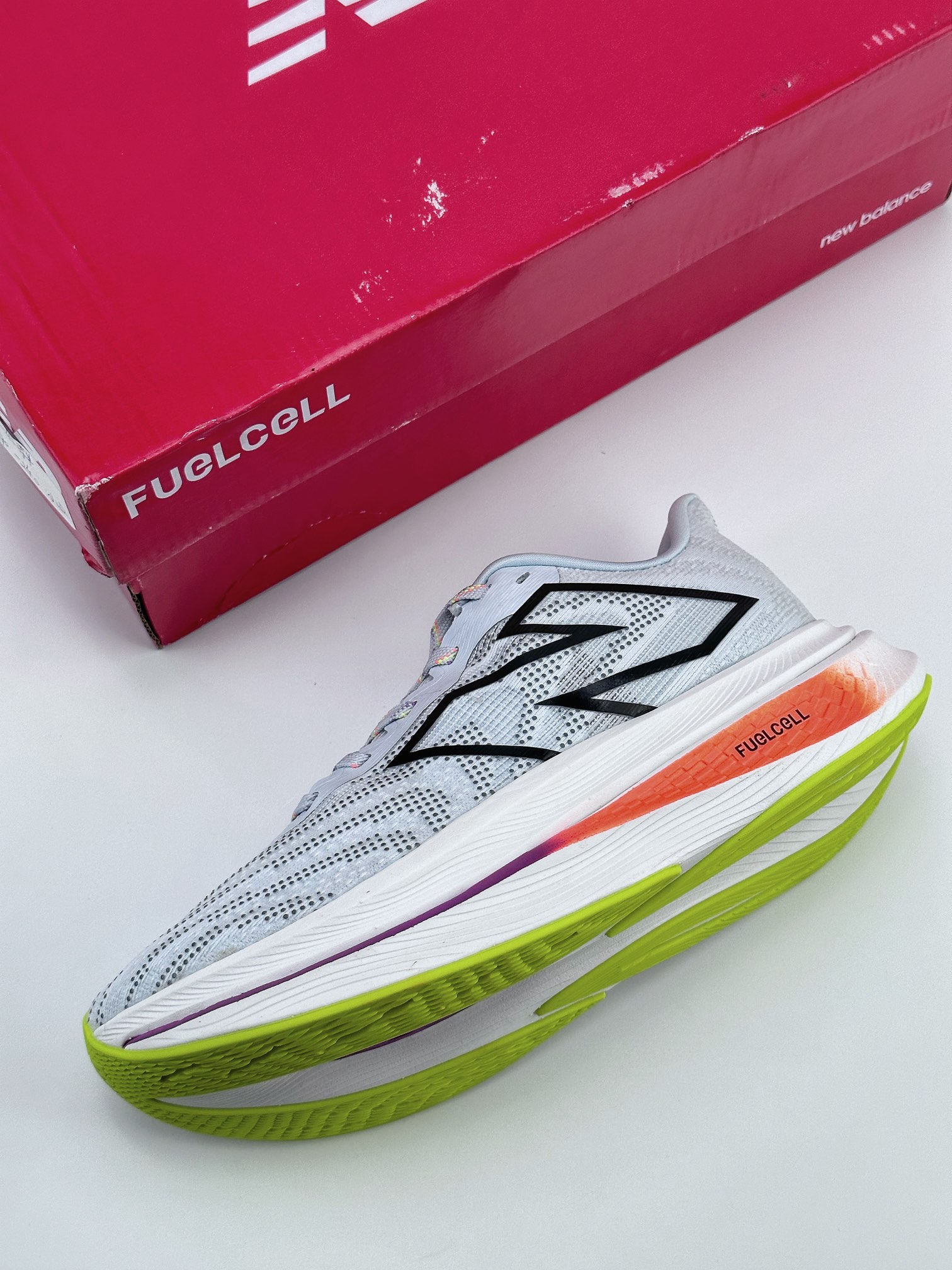 240 New Balance FuelCell SuperComp Trainer V2 新百伦NB系列超轻量化低帮休闲运动慢跑鞋 MRCXLG3XQ