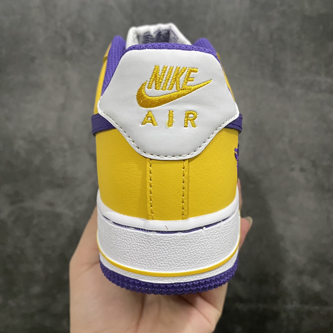 图片[4]-【G版纯原】Kobe Bryant x NK Air Force 1 Low Retro QS 空军一号低帮 白紫黄 紫金湖人 FZ1151-100情怀单品 科比限定 纪念意义拉满n相信老粉对于这款鞋都不陌生 整体采用经典 NK Air Force 1 Low 作为设计蓝本 白色鞋身填充搭配黄色鞋身框架 最后辅以紫色外底 还原标准洛杉矶湖人紫金配色 这款鞋使用了极具代表性的湖人配色方案 白色、黄色与紫色的运用十分亮眼 后跟 Kobe 的刀鞘 Logo 也点明了这双鞋的主人 此外 这款鞋的左右脚鞋舌上也分别印有 Kobe 的 24 号号码 据说这是 Kobe 最喜欢的一双生活鞋款SIZE：35.5 36 36.5 37.5 38 38.5 39 40 40.5 41 42 42.5 43 44 44.5 45 46 47.5-莆田鞋批发中心