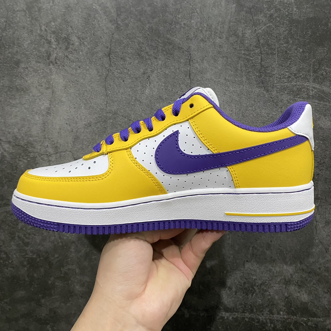 图片[2]-【G版纯原】Kobe Bryant x NK Air Force 1 Low Retro QS 空军一号低帮 白紫黄 紫金湖人 FZ1151-100情怀单品 科比限定 纪念意义拉满n相信老粉对于这款鞋都不陌生 整体采用经典 NK Air Force 1 Low 作为设计蓝本 白色鞋身填充搭配黄色鞋身框架 最后辅以紫色外底 还原标准洛杉矶湖人紫金配色 这款鞋使用了极具代表性的湖人配色方案 白色、黄色与紫色的运用十分亮眼 后跟 Kobe 的刀鞘 Logo 也点明了这双鞋的主人 此外 这款鞋的左右脚鞋舌上也分别印有 Kobe 的 24 号号码 据说这是 Kobe 最喜欢的一双生活鞋款SIZE：35.5 36 36.5 37.5 38 38.5 39 40 40.5 41 42 42.5 43 44 44.5 45 46 47.5-莆田鞋批发中心