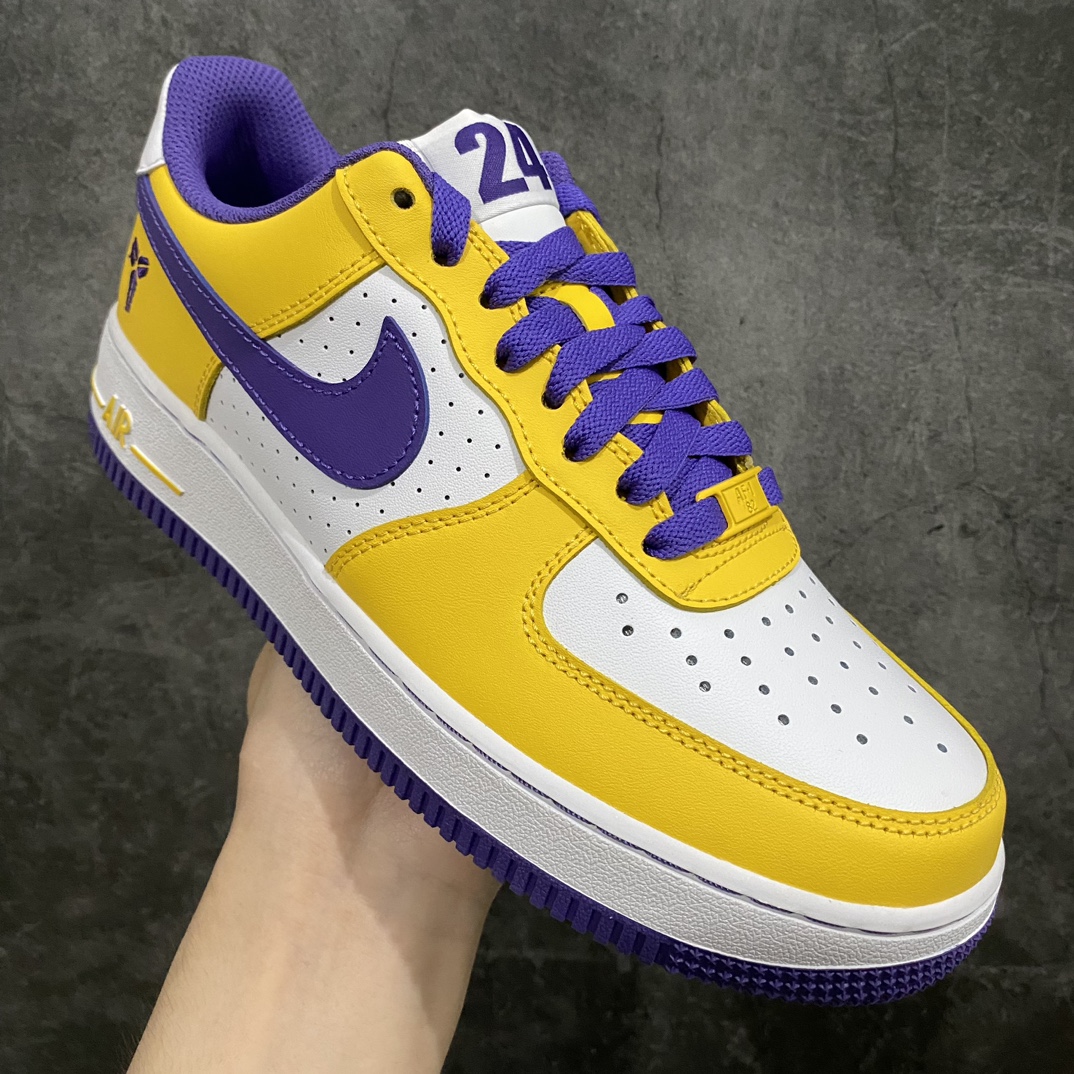 图片[3]-【G版纯原】Kobe Bryant x NK Air Force 1 Low Retro QS 空军一号低帮 白紫黄 紫金湖人 FZ1151-100情怀单品 科比限定 纪念意义拉满n相信老粉对于这款鞋都不陌生 整体采用经典 NK Air Force 1 Low 作为设计蓝本 白色鞋身填充搭配黄色鞋身框架 最后辅以紫色外底 还原标准洛杉矶湖人紫金配色 这款鞋使用了极具代表性的湖人配色方案 白色、黄色与紫色的运用十分亮眼 后跟 Kobe 的刀鞘 Logo 也点明了这双鞋的主人 此外 这款鞋的左右脚鞋舌上也分别印有 Kobe 的 24 号号码 据说这是 Kobe 最喜欢的一双生活鞋款SIZE：35.5 36 36.5 37.5 38 38.5 39 40 40.5 41 42 42.5 43 44 44.5 45 46 47.5-莆田鞋批发中心