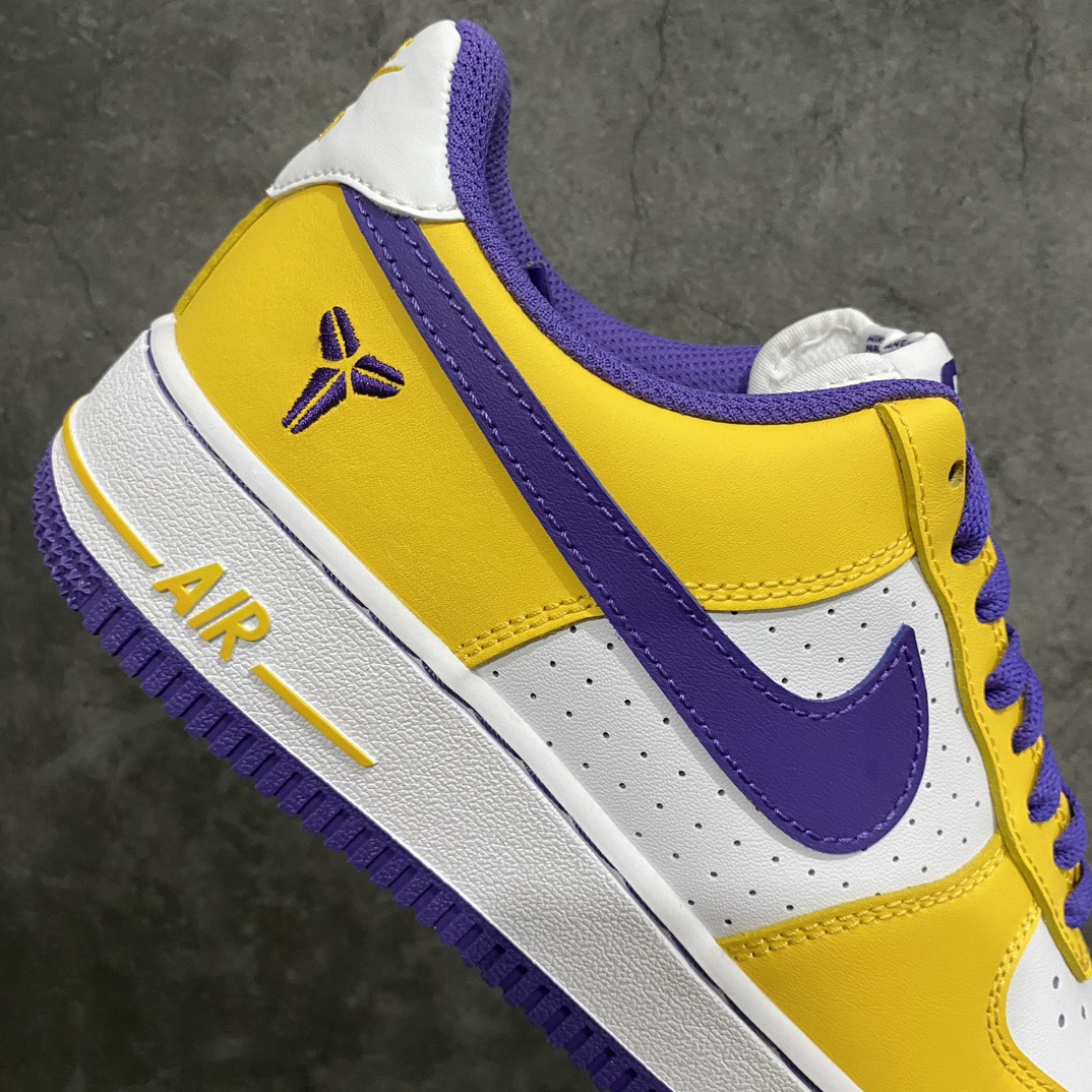 图片[7]-【G版纯原】Kobe Bryant x NK Air Force 1 Low Retro QS 空军一号低帮 白紫黄 紫金湖人 FZ1151-100情怀单品 科比限定 纪念意义拉满n相信老粉对于这款鞋都不陌生 整体采用经典 NK Air Force 1 Low 作为设计蓝本 白色鞋身填充搭配黄色鞋身框架 最后辅以紫色外底 还原标准洛杉矶湖人紫金配色 这款鞋使用了极具代表性的湖人配色方案 白色、黄色与紫色的运用十分亮眼 后跟 Kobe 的刀鞘 Logo 也点明了这双鞋的主人 此外 这款鞋的左右脚鞋舌上也分别印有 Kobe 的 24 号号码 据说这是 Kobe 最喜欢的一双生活鞋款SIZE：35.5 36 36.5 37.5 38 38.5 39 40 40.5 41 42 42.5 43 44 44.5 45 46 47.5-莆田鞋批发中心