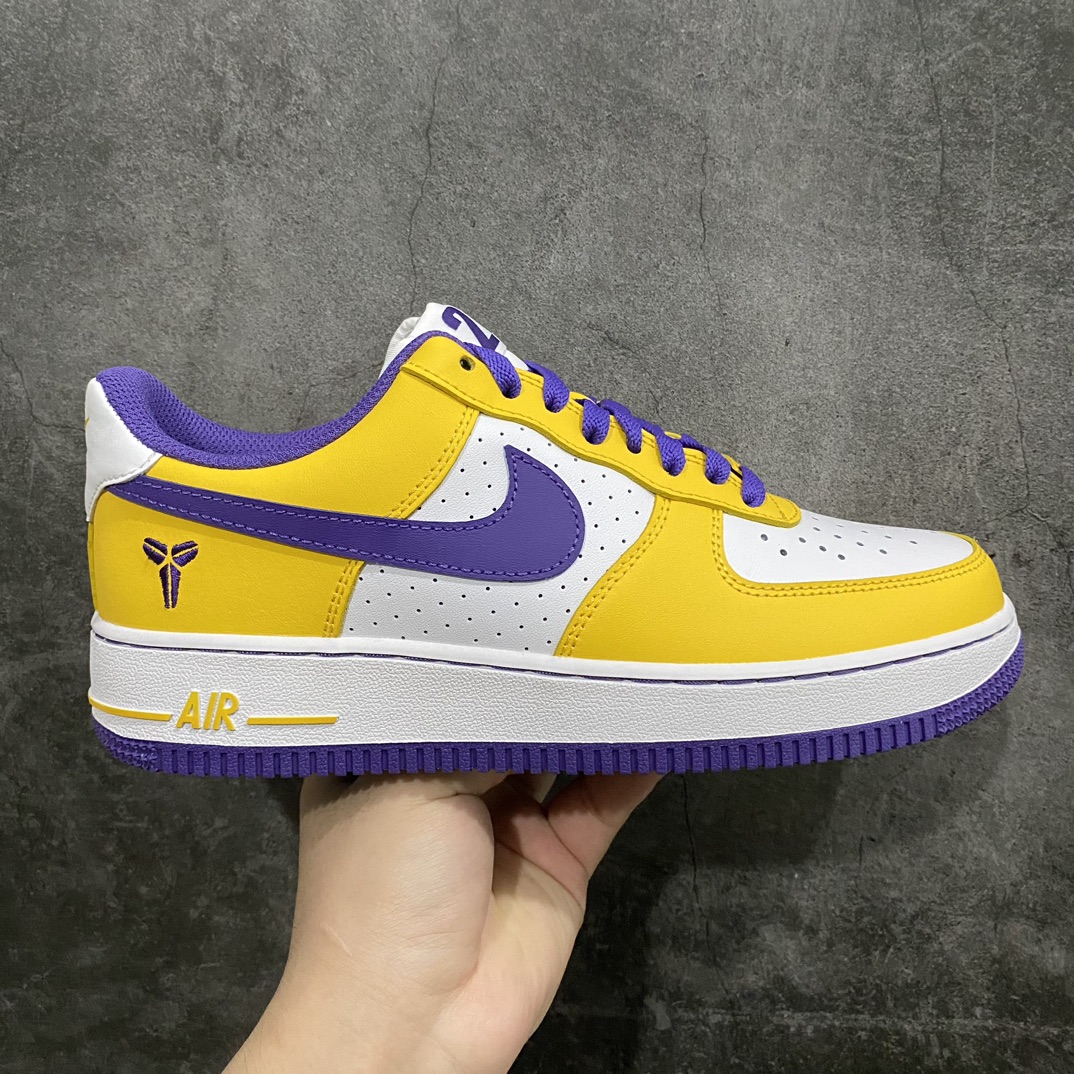 【G版纯原】Kobe Bryant x NK Air Force 1 Low Retro QS 空军一号低帮 白紫黄 紫金湖人 FZ1151-100情怀单品 科比限定 纪念意义拉满n相信老粉对于这款鞋都不陌生 整体采用经典 NK Air Force 1 Low 作为设计蓝本 白色鞋身填充搭配黄色鞋身框架 最后辅以紫色外底 还原标准洛杉矶湖人紫金配色 这款鞋使用了极具代表性的湖人配色方案 白色、黄色与紫色的运用十分亮眼 后跟 Kobe 的刀鞘 Logo 也点明了这双鞋的主人 此外 这款鞋的左右脚鞋舌上也分别印有 Kobe 的 24 号号码 据说这是 Kobe 最喜欢的一双生活鞋款SIZE：35.5 36 36.5 37.5 38 38.5 39 40 40.5 41 42 42.5 43 44 44.5 45 46 47.5-莆田鞋批发中心