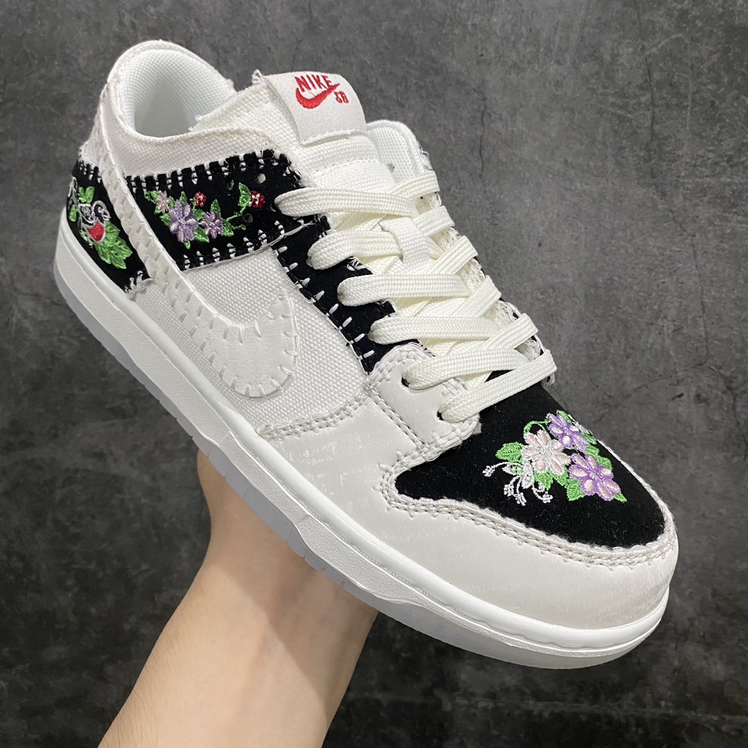 图片[3]-【纯原C版】Nk SB Dunk Low \”N7\” 花卉刺绣 SB低帮休闲板鞋 FD6951-300nn鞋身整体以白色织物材质搭配皮革框架呈现，侧面的Swoosh则以红色点缀，并且带有特殊的车线设计，营造出狂野氛围！颜值十分亮眼。n#鞋舌标签也采用红色点缀，后跟部分带有白色Swoosh以及N7 Logon点缀，表明鞋款主题。鞋垫采用了特殊的花卉图案呈现，与鞋身细节相呼应。鞋底采用白色中底搭配半透明水晶外底设计，内侧则以红色呈现，为整个设计收尾。 尺码：36 36.5 37.5 38 38.5 39 40 40.5 41 42 42.5 43 44 44.5 45 46 47.5-莆田鞋批发中心