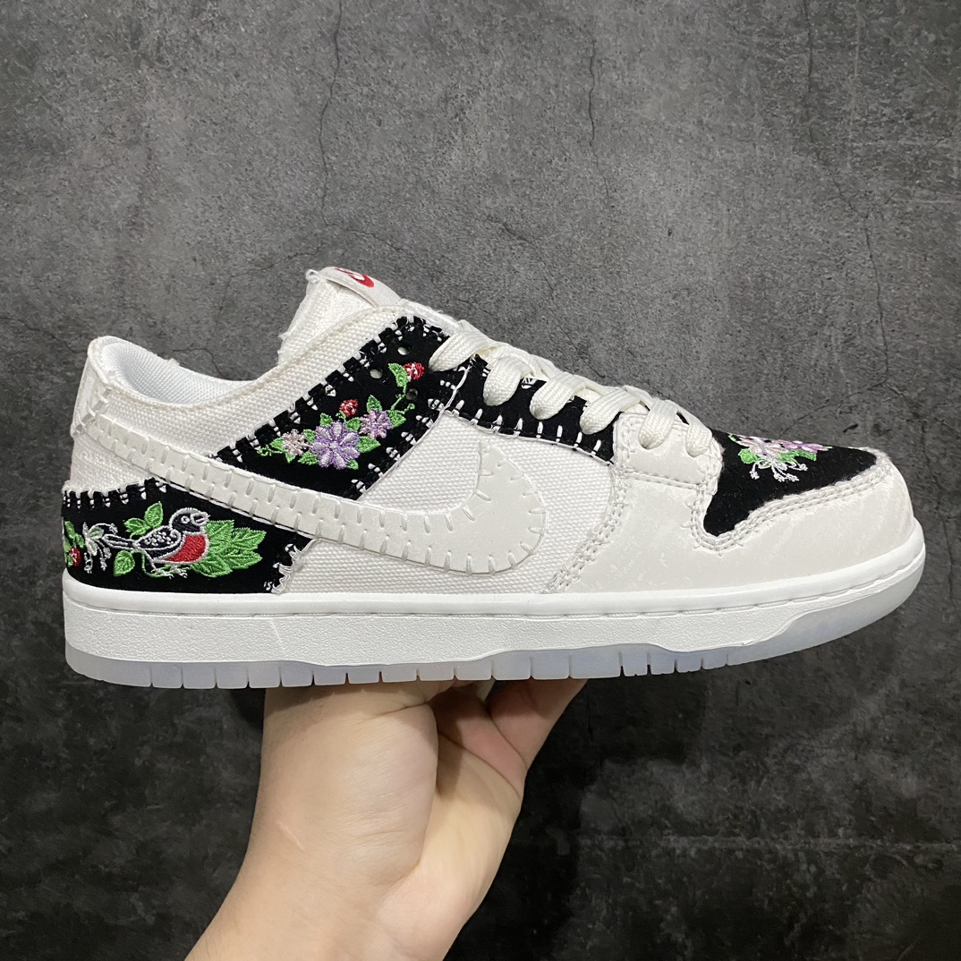 【纯原C版】Nk SB Dunk Low \”N7\” 花卉刺绣 SB低帮休闲板鞋 FD6951-300nn鞋身整体以白色织物材质搭配皮革框架呈现，侧面的Swoosh则以红色点缀，并且带有特殊的车线设计，营造出狂野氛围！颜值十分亮眼。n#鞋舌标签也采用红色点缀，后跟部分带有白色Swoosh以及N7 Logon点缀，表明鞋款主题。鞋垫采用了特殊的花卉图案呈现，与鞋身细节相呼应。鞋底采用白色中底搭配半透明水晶外底设计，内侧则以红色呈现，为整个设计收尾。 尺码：36 36.5 37.5 38 38.5 39 40 40.5 41 42 42.5 43 44 44.5 45 46 47.5-莆田鞋批发中心