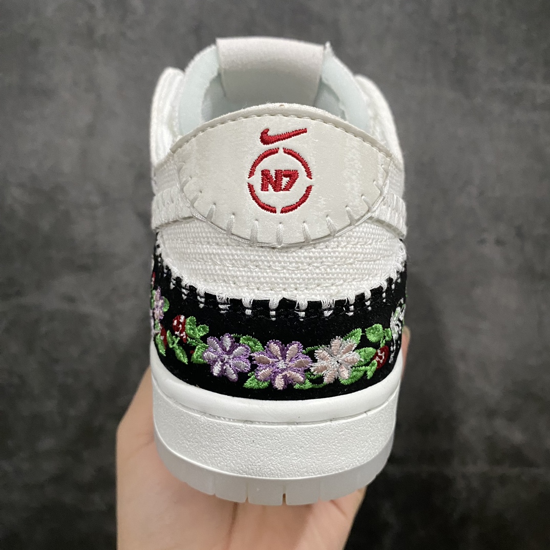 图片[4]-【纯原C版】Nk SB Dunk Low \”N7\” 花卉刺绣 SB低帮休闲板鞋 FD6951-300nn鞋身整体以白色织物材质搭配皮革框架呈现，侧面的Swoosh则以红色点缀，并且带有特殊的车线设计，营造出狂野氛围！颜值十分亮眼。n#鞋舌标签也采用红色点缀，后跟部分带有白色Swoosh以及N7 Logon点缀，表明鞋款主题。鞋垫采用了特殊的花卉图案呈现，与鞋身细节相呼应。鞋底采用白色中底搭配半透明水晶外底设计，内侧则以红色呈现，为整个设计收尾。 尺码：36 36.5 37.5 38 38.5 39 40 40.5 41 42 42.5 43 44 44.5 45 46 47.5-莆田鞋批发中心