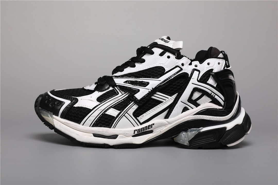 La versión puramente original del nuevo BALENCIAGA-Runner muestra el estilo de las zapatillas del diseñador Demna a tra…