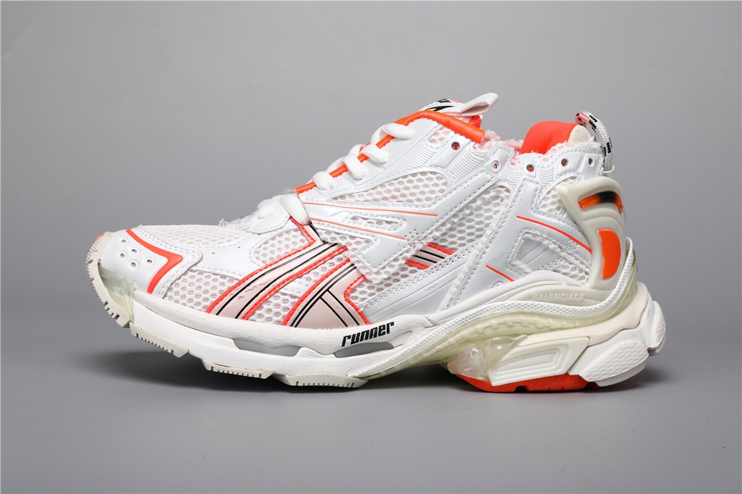 La versión puramente original de BALENCIAGA-Runner muestra el estilo de las zapatillas del diseñador Demna a través de …