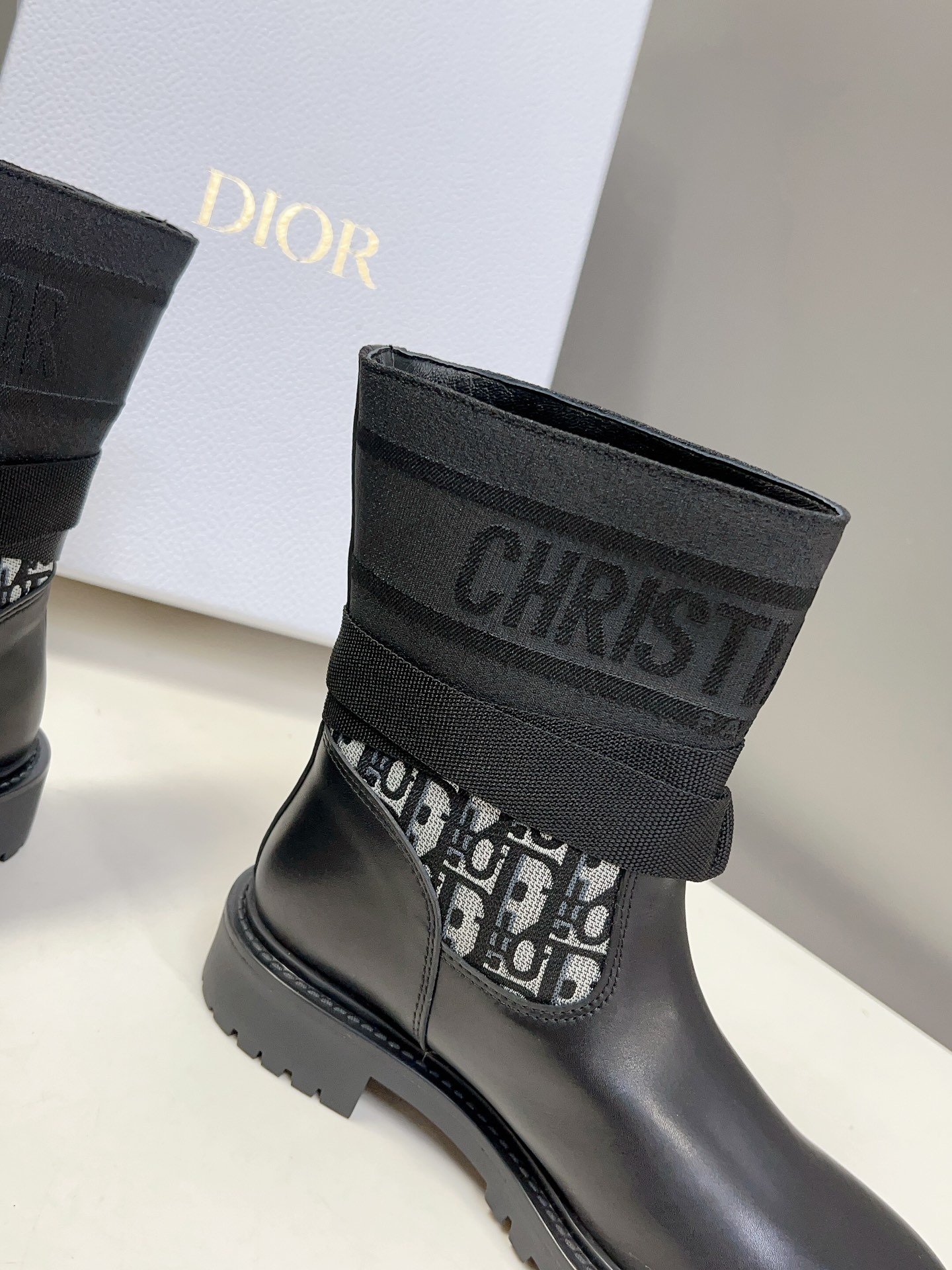 Dior迪奥秋冬经典骑士靴超多明星网红种草时尚与潮流同时拥有可酷可帅的一款靴子不仅颜值爆棚有品牌辨识度刺