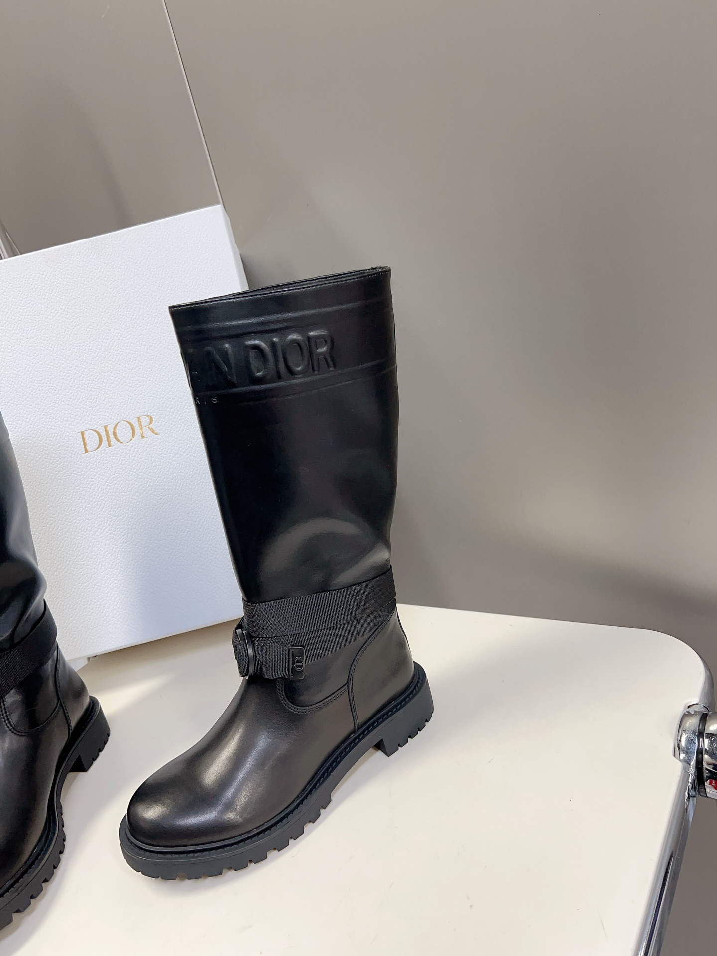 Dior迪奥秋冬经典骑士靴超多明星网红种草时尚与潮流同时拥有可酷可帅的一款靴子不仅颜值爆棚有品牌辨识度刺
