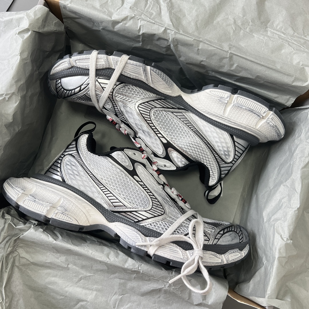 Balenciaga 纯 本Balenciaga Phantom Sneaker 巴黎世家全新做旧十代白银红潮流跑鞋 在延续 Track Trainer 户外轮廓和复杂鞋面结构的同时