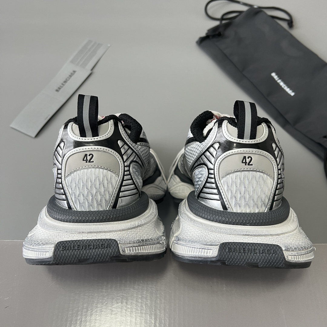 Balenciaga 纯 本Balenciaga Phantom Sneaker 巴黎世家全新做旧十代白银红潮流跑鞋 在延续 Track Trainer 户外轮廓和复杂鞋面结构的同时