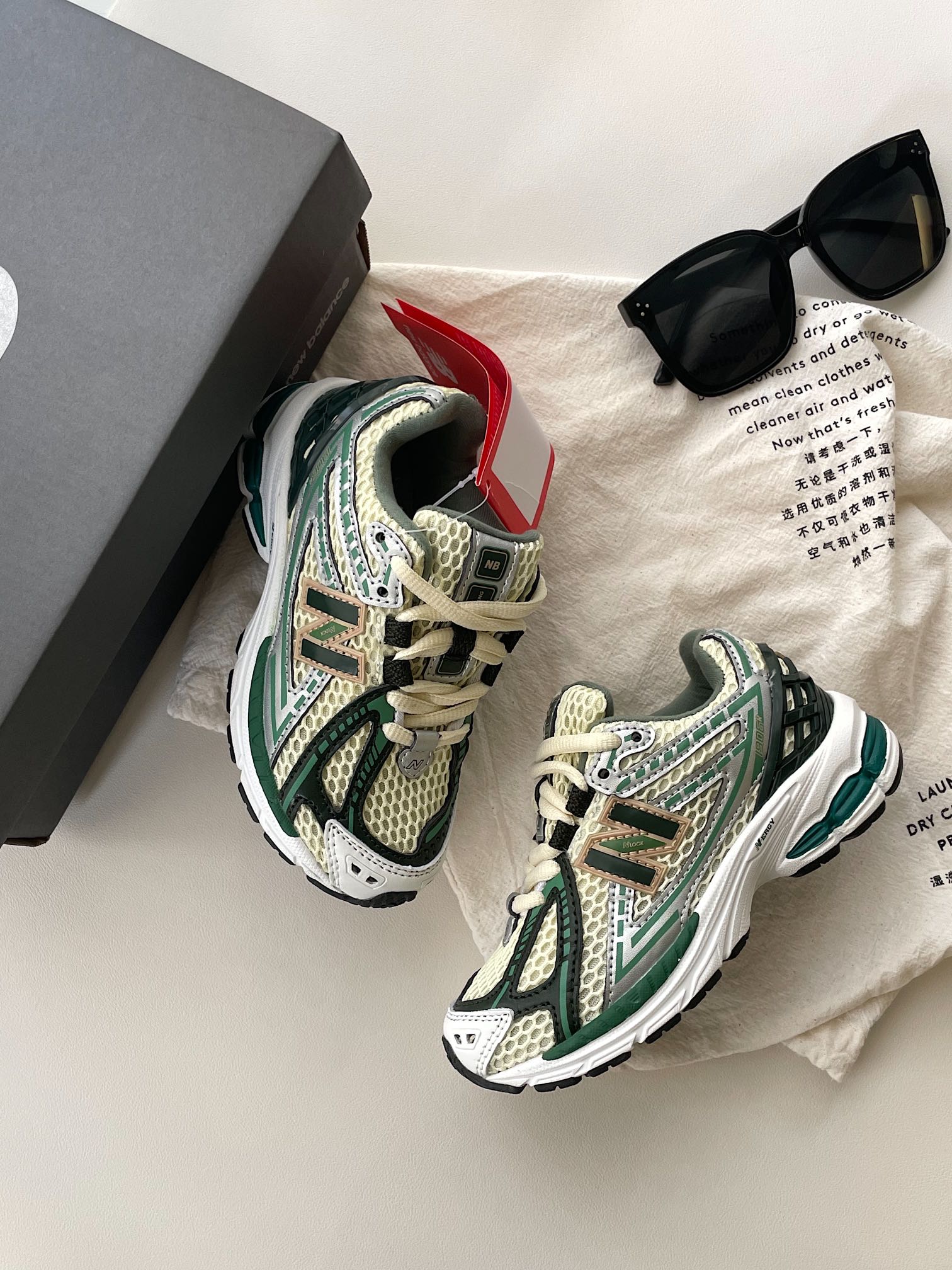 全网首发尺码:26-37 作为官方最新最热门的款式,1906r真的是一鞋难求😭采用具有张力的线条,和不同材质的拼接使用,让整体凸显未来的机能感🤖又酷又野辨识度高!日常又百搭,复古运动风轻松拿捏~-选品中心