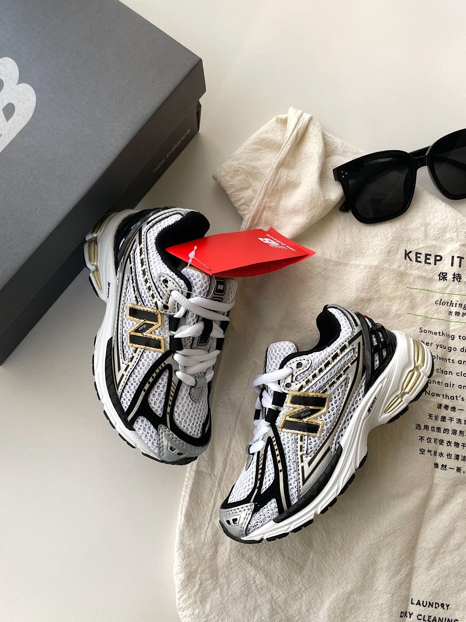 图片[7]-全网首发尺码：26-37 作为官方最新最热门的款式，1906r真的是一鞋难求😭采用具有张力的线条，和不同材质的拼接使用，让整体凸显未来的机能感🤖又酷又野辨识度高！日常又百搭，复古运动风轻松拿捏～-选品中心