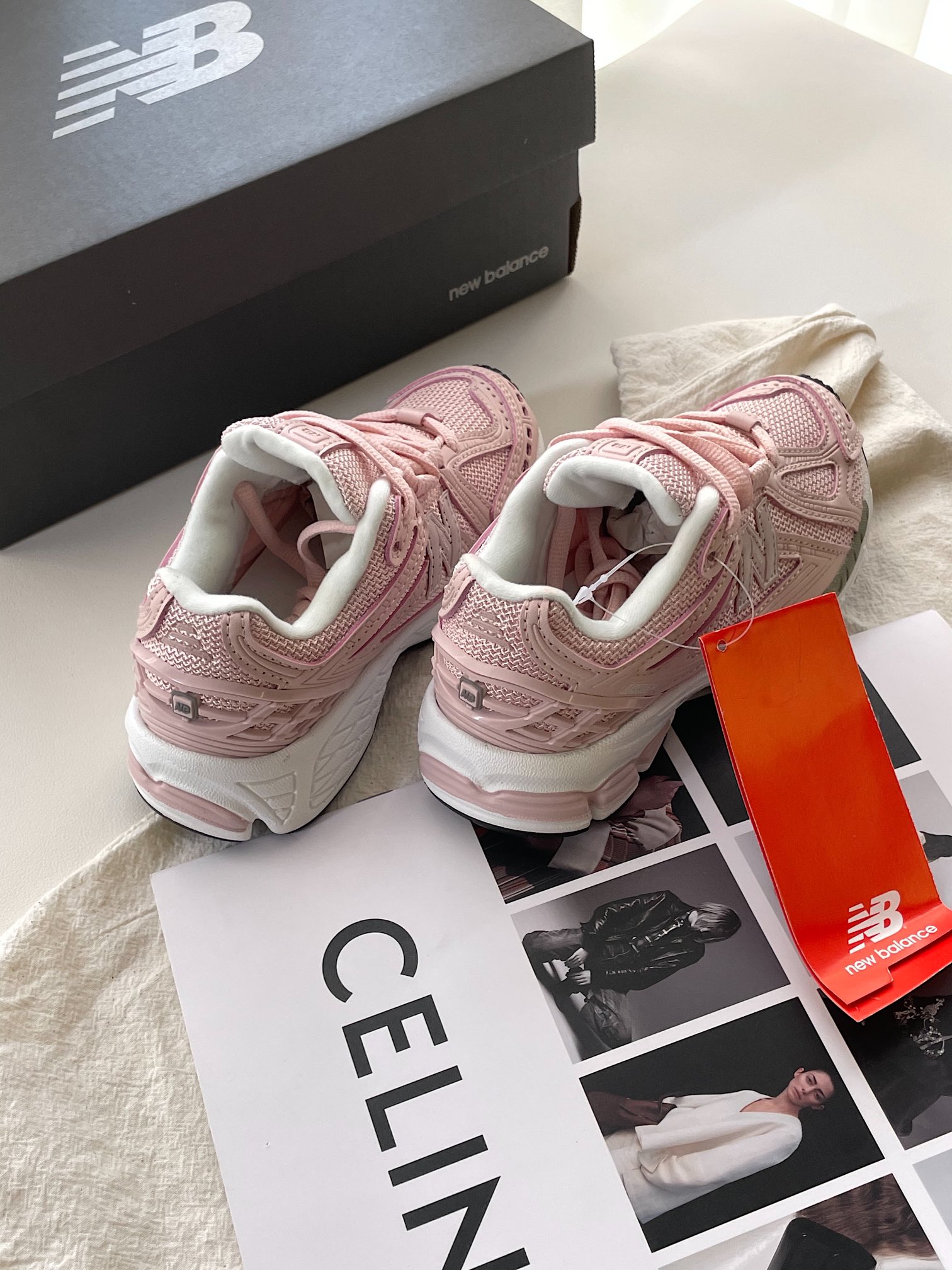 图片[6]-全网首发尺码：26-37 作为官方最新最热门的款式，1906r真的是一鞋难求😭采用具有张力的线条，和不同材质的拼接使用，让整体凸显未来的机能感🤖又酷又野辨识度高！日常又百搭，复古运动风轻松拿捏～-选品中心