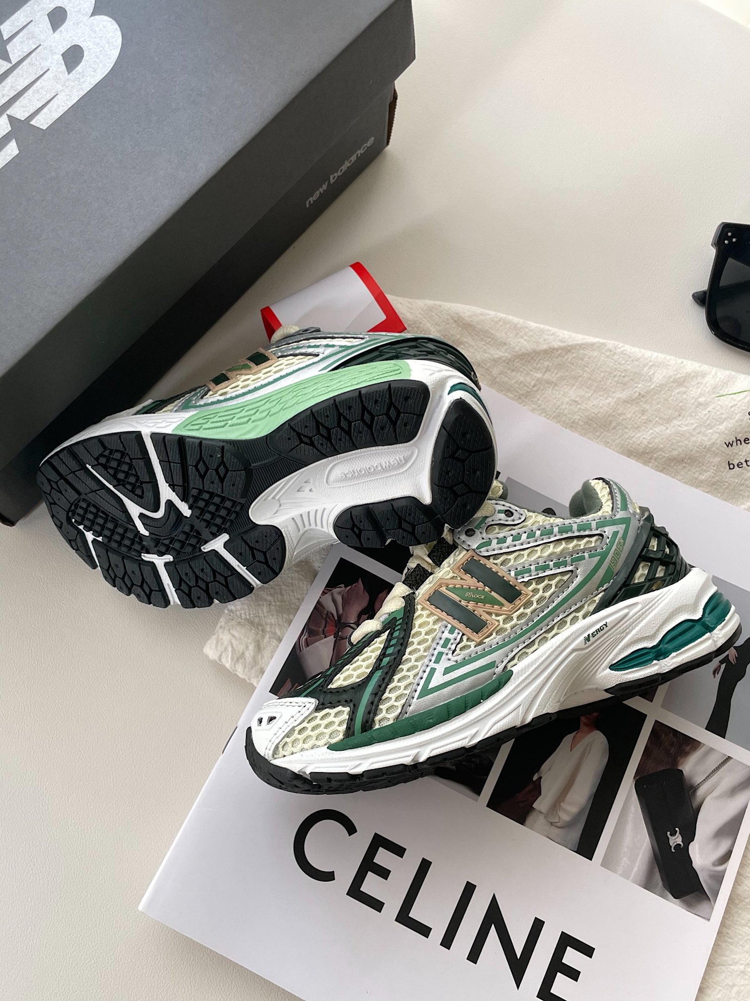 图片[3]-全网首发尺码：26-37 作为官方最新最热门的款式，1906r真的是一鞋难求😭采用具有张力的线条，和不同材质的拼接使用，让整体凸显未来的机能感🤖又酷又野辨识度高！日常又百搭，复古运动风轻松拿捏～-选品中心