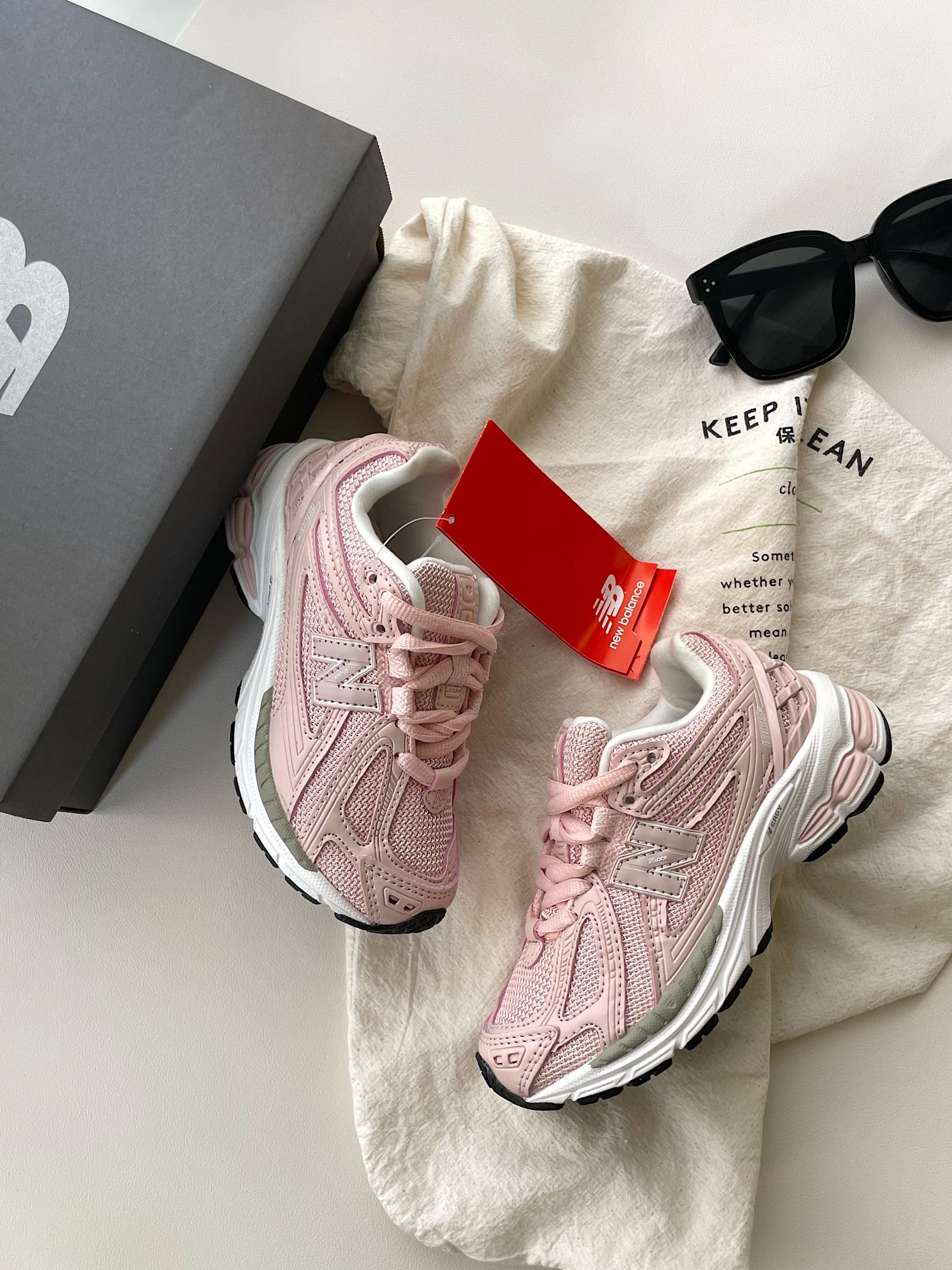 图片[4]-全网首发尺码：26-37 作为官方最新最热门的款式，1906r真的是一鞋难求😭采用具有张力的线条，和不同材质的拼接使用，让整体凸显未来的机能感🤖又酷又野辨识度高！日常又百搭，复古运动风轻松拿捏～-选品中心