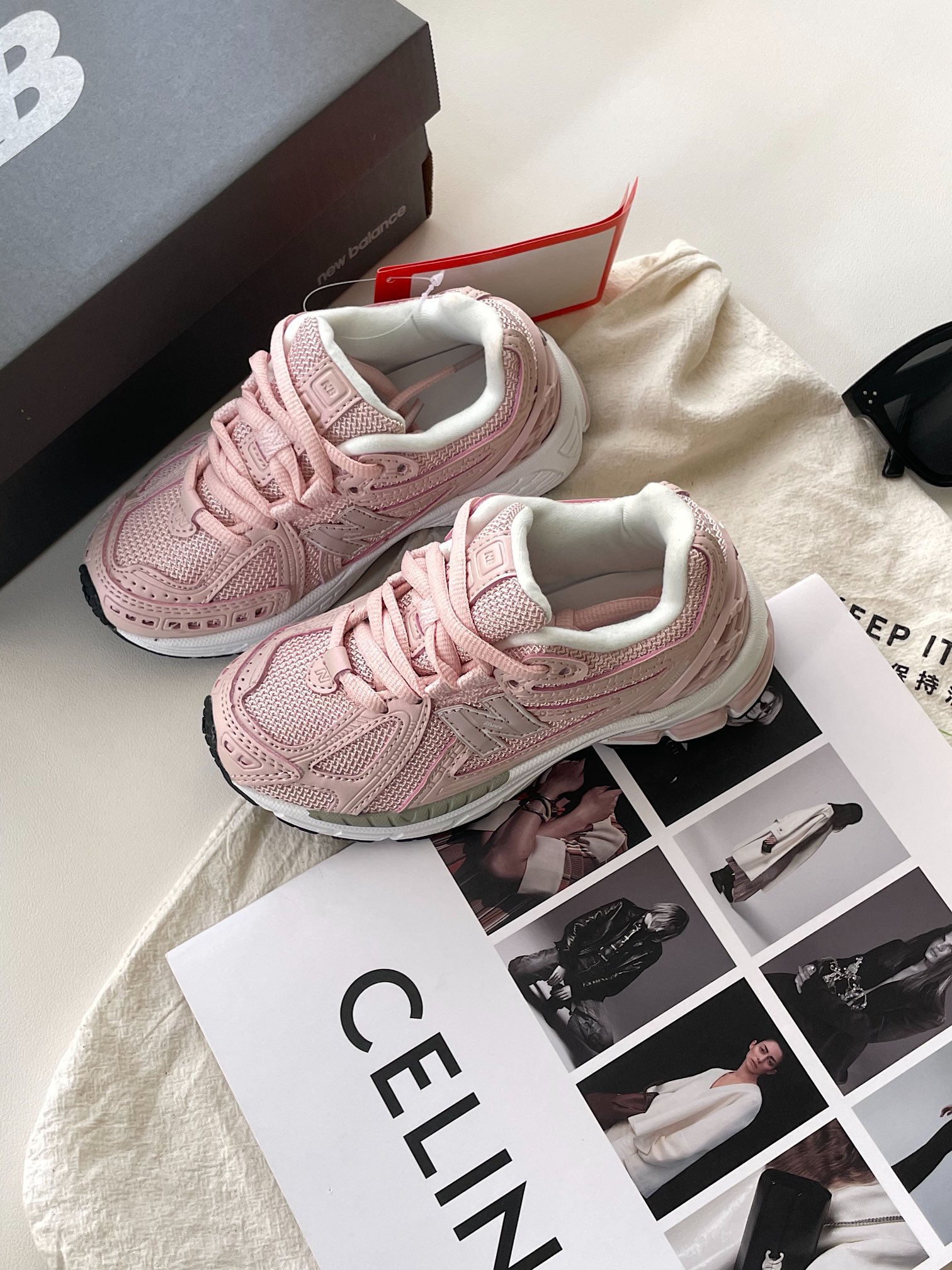 图片[5]-全网首发尺码：26-37 作为官方最新最热门的款式，1906r真的是一鞋难求😭采用具有张力的线条，和不同材质的拼接使用，让整体凸显未来的机能感🤖又酷又野辨识度高！日常又百搭，复古运动风轻松拿捏～-选品中心