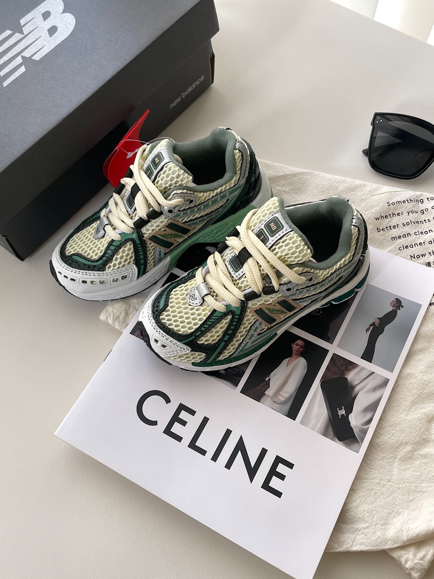 图片[2]-全网首发尺码：26-37 作为官方最新最热门的款式，1906r真的是一鞋难求😭采用具有张力的线条，和不同材质的拼接使用，让整体凸显未来的机能感🤖又酷又野辨识度高！日常又百搭，复古运动风轻松拿捏～-选品中心