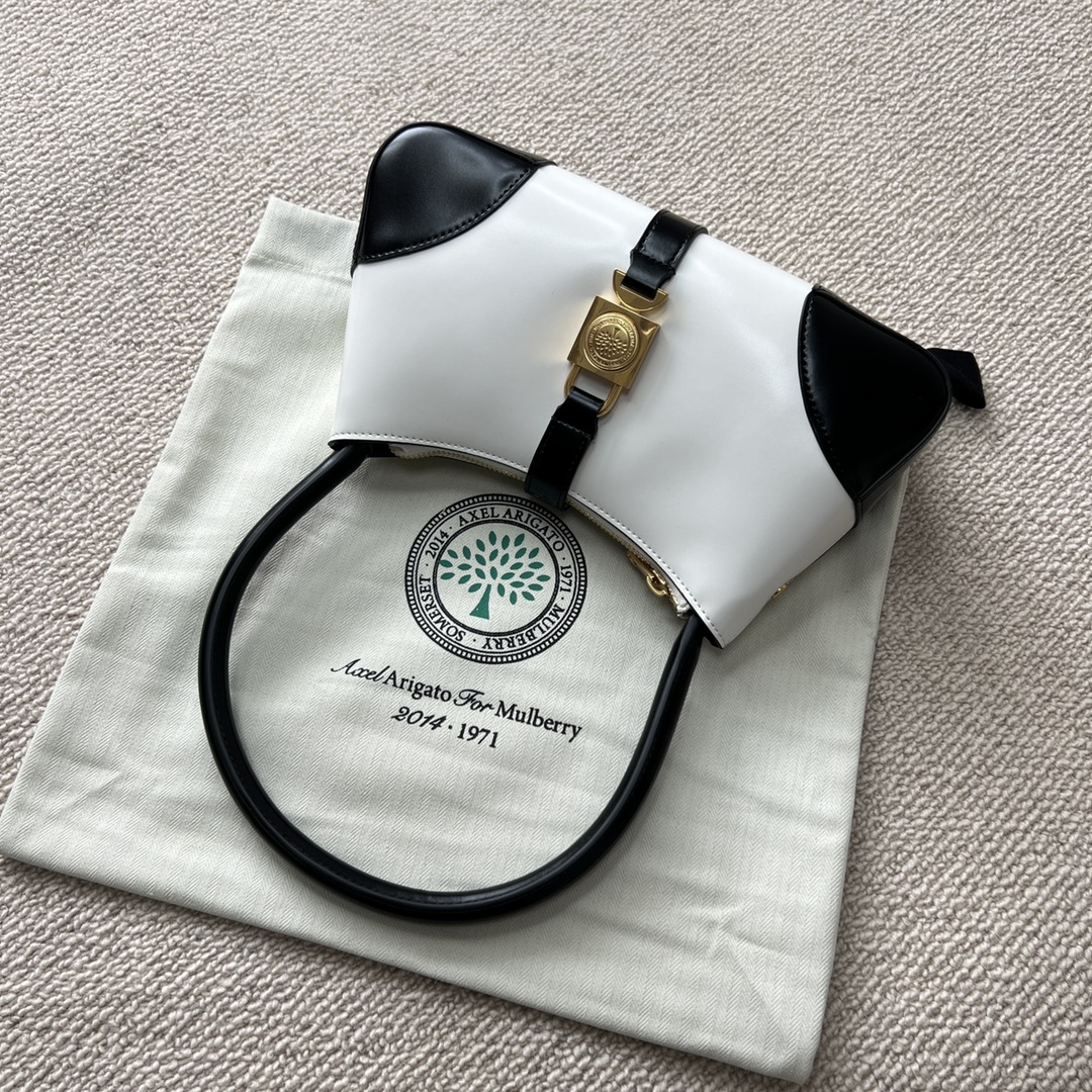 The latest Mulberry armpit bag is on sale at the counter