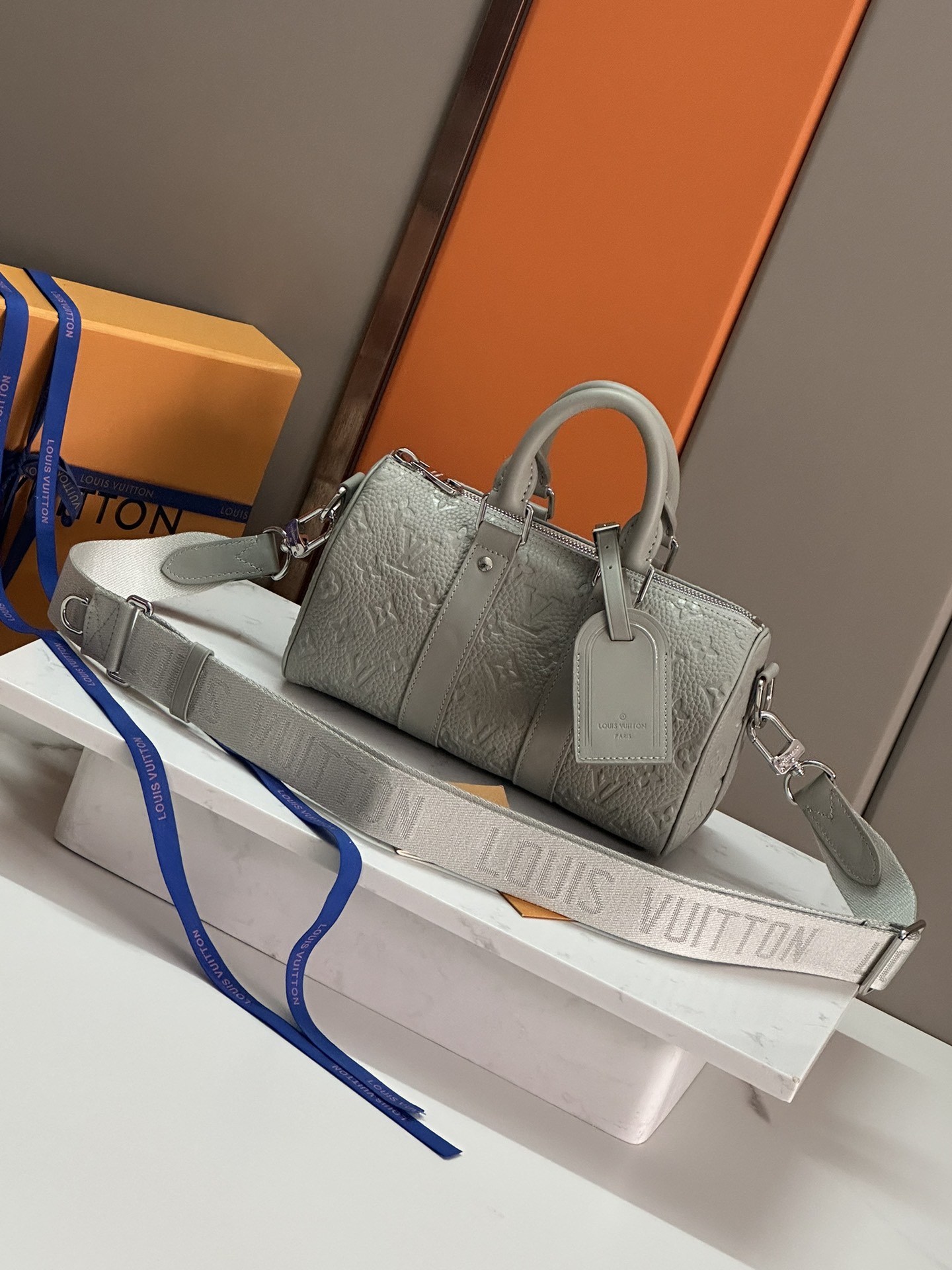 NO:388850,49 top-level original original development, the mini version of the all-steel hardware Keepall series reappears new. Taurillon Monogram cowhides the classic configuration, reinforced side straps and removable leather brand continue the iconic elements, and paired with dual handles and shoulder straps, providing excellent choices for urban elites. Taurillon Monogram embossed cowhides-coated leather trim-fabric lining, metal piece, zipper opening and closing, large main compartment, inner patch pocket, removable brand, shoulder strap removable, adjustable! ! Model: M23163 Size: 25x15x11CM, LV [top original list], louis vuitton, cowhide1986090949顶级原单原版开发,全钢五金 Keepall 系列的迷你版本再现新意.Taurillon Monogram 牛皮革塑造经典构型,加固侧带和可拆卸皮革名牌延续标志性元素,搭配双手柄和肩带,为都市精英提供优良之选.Taurillon Monogram 压纹牛皮格一牛皮革饰边一织物内衬一金属件一拉链开合一大号主隔层一内贴袋一可拆卸名牌一肩带可拆卸,可调节！！型號:M23163 尺寸:25x15x11CM,LV【顶级原单】,louis vuitton,cowhide,Bag