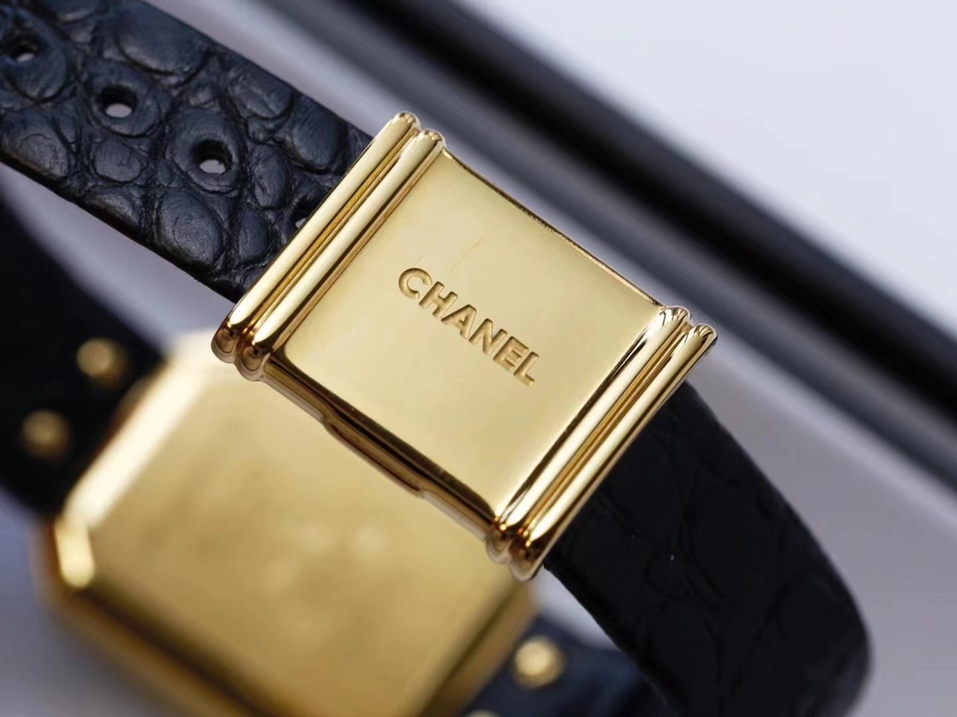 NO:384940,Original single Swiss movement!  Chanel Vintage Chanel remembered The leader of medieval jewelry and is known as the 'first watch in the Middle Ages'. Chanel remembered is the world's first female watch. Chanel remembered was born in 1987 and is a watch designed by Chanel for the Hollywood actress Greta Garbo. Original single product, K-stencil on the bottom cover, American crocodile leather, black spinel gemstone on the head, original single Swiss movement., chanel, chanel, crocodile skin19860909原单瑞士机芯！香奈儿 Vintage Chanel remiere 中古界首饰的扛把子、号称“中古第一表”Chanel remiere是世界第一只女性腕表.Chanel remiere诞生于1987年,是香奈儿应邀为好莱坞一代女星Greta Garbo设计的一款腕表.原单货,底盖打K钢印,美洲鳄鱼皮,把头黑色尖晶宝石,原单瑞士机芯.,,chanel,chanel,crocodile skin,Watch