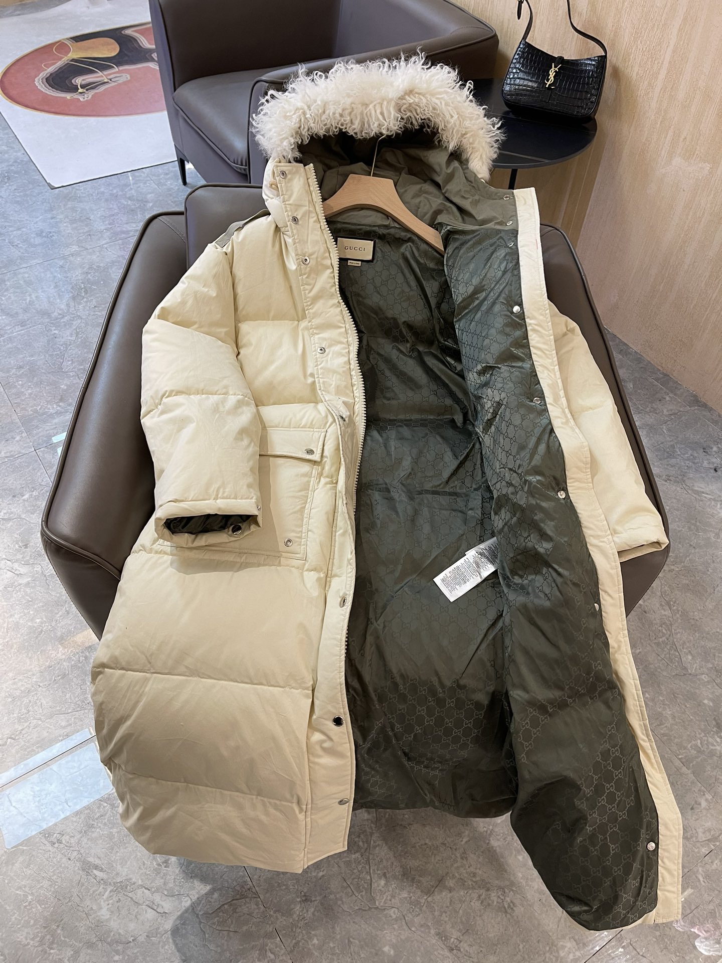 T9926#羽绒服特价‼️ML
gucci 羊羔毛领 双Glogo 90% 白鹅绒 长款 羽绒服 米白色
