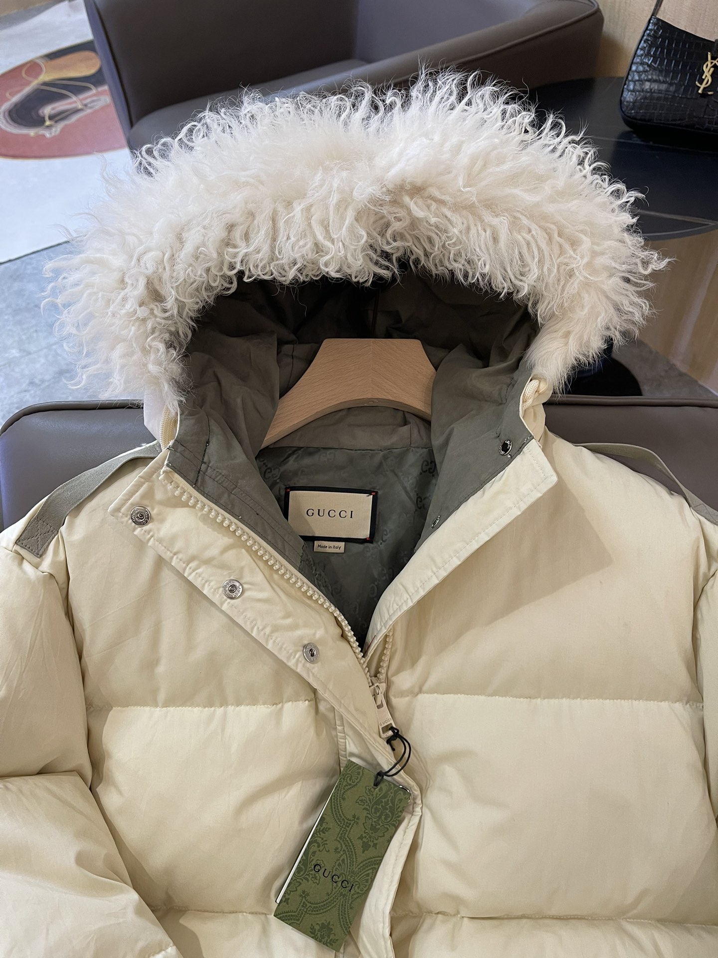 T9926#羽绒服特价‼️ML
gucci 羊羔毛领 双Glogo 90% 白鹅绒 长款 羽绒服 米白色