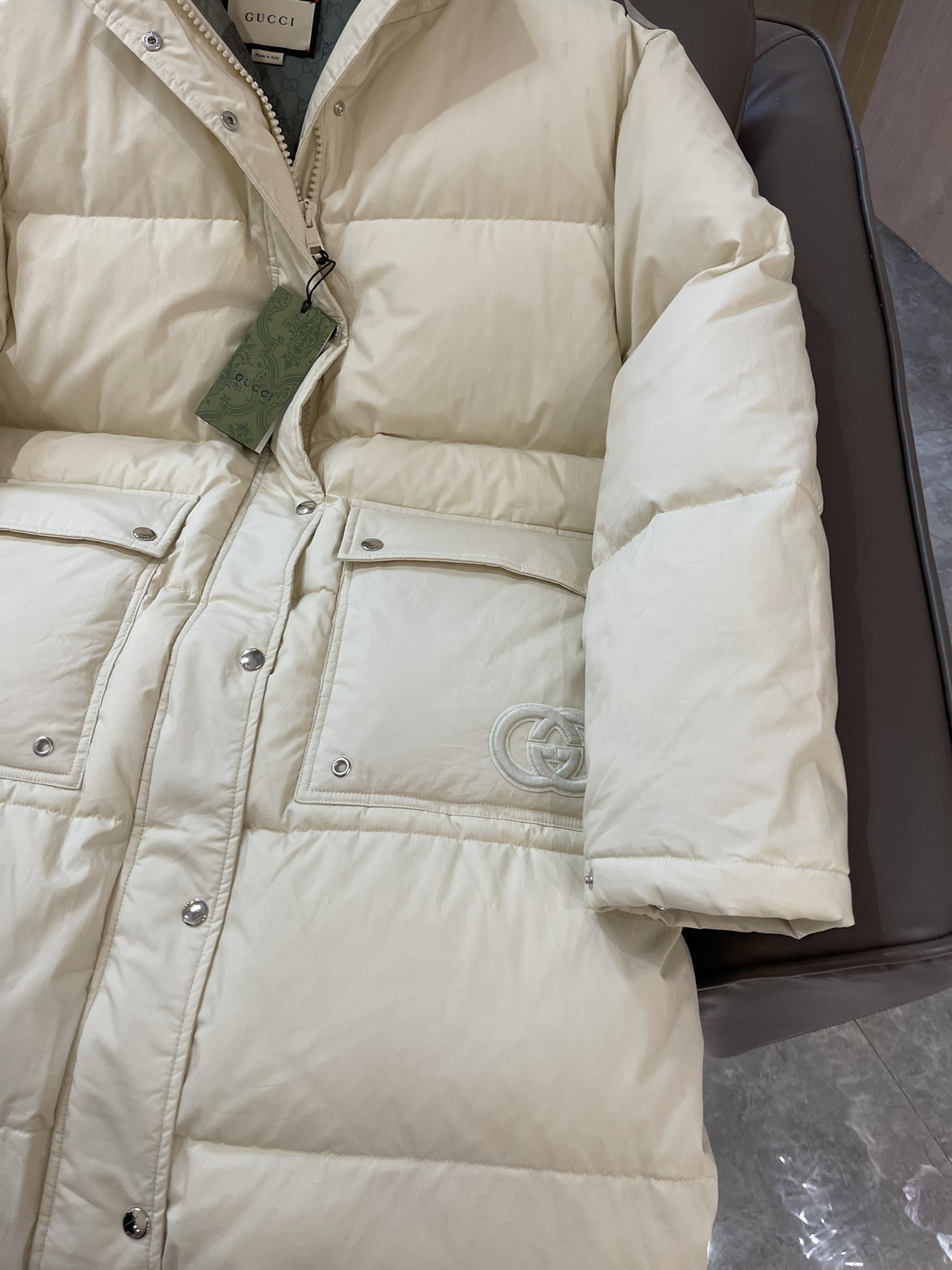 T9926#羽绒服特价‼️ML
gucci 羊羔毛领 双Glogo 90% 白鹅绒 长款 羽绒服 米白色