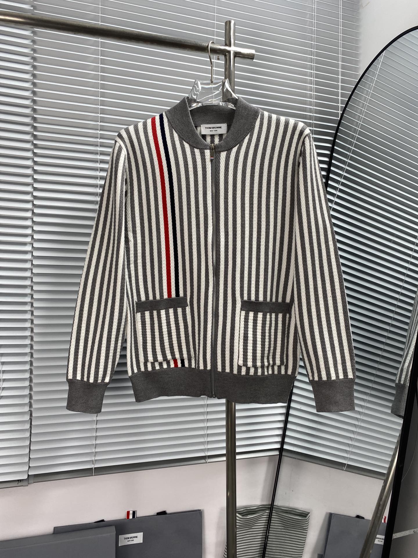 Thom Browne ➡️ Cárdigan de cremallera con rayas de colores. Estilo básico clásico de cuatro barras de TB. El clásico qu…