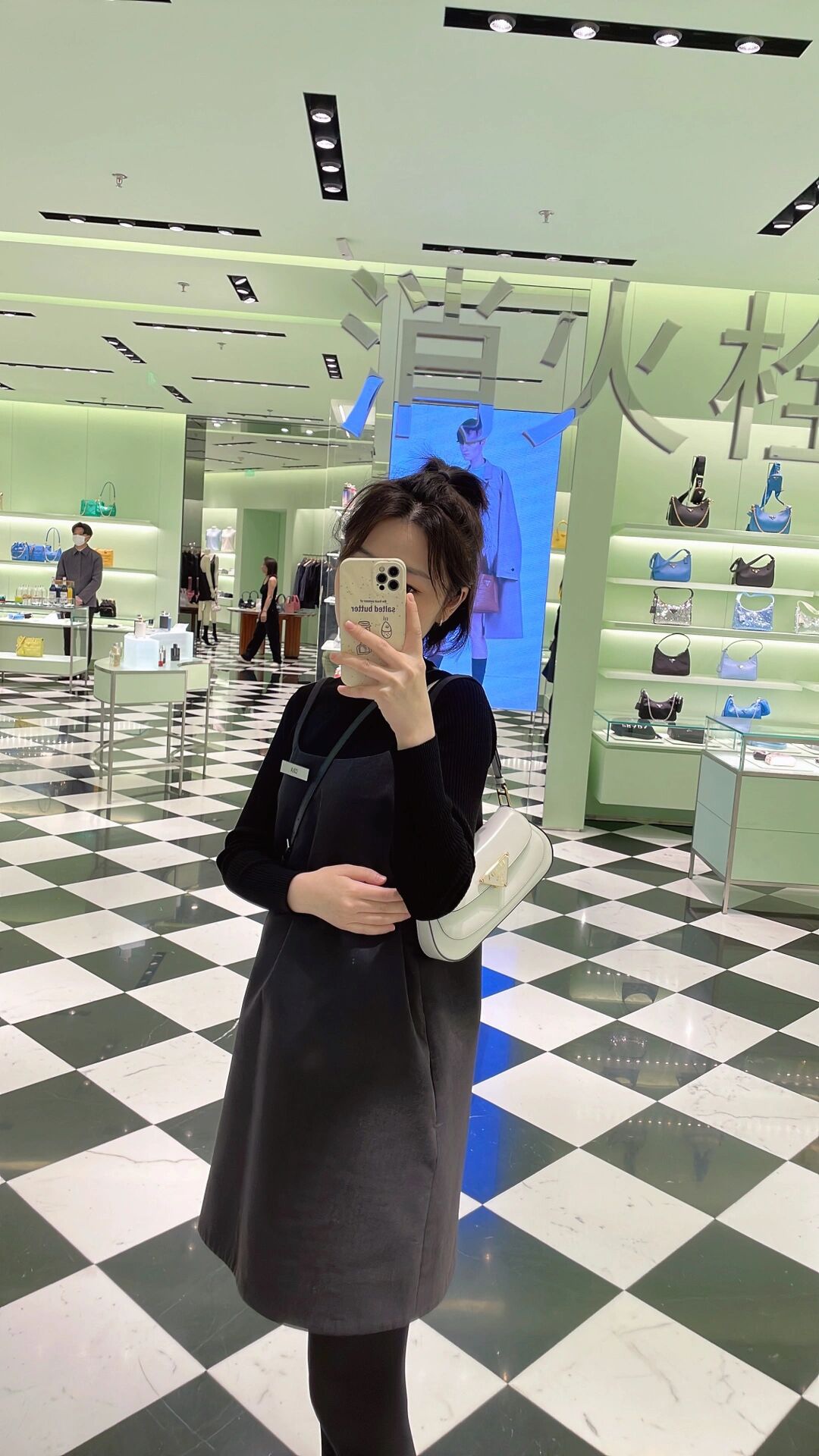 NO:688524,Cabinet sister’s upper body picture!  ,Prada【Top original order】,prada19860909柜姐上身图！,普拉达【顶级原单】,prada,Bag