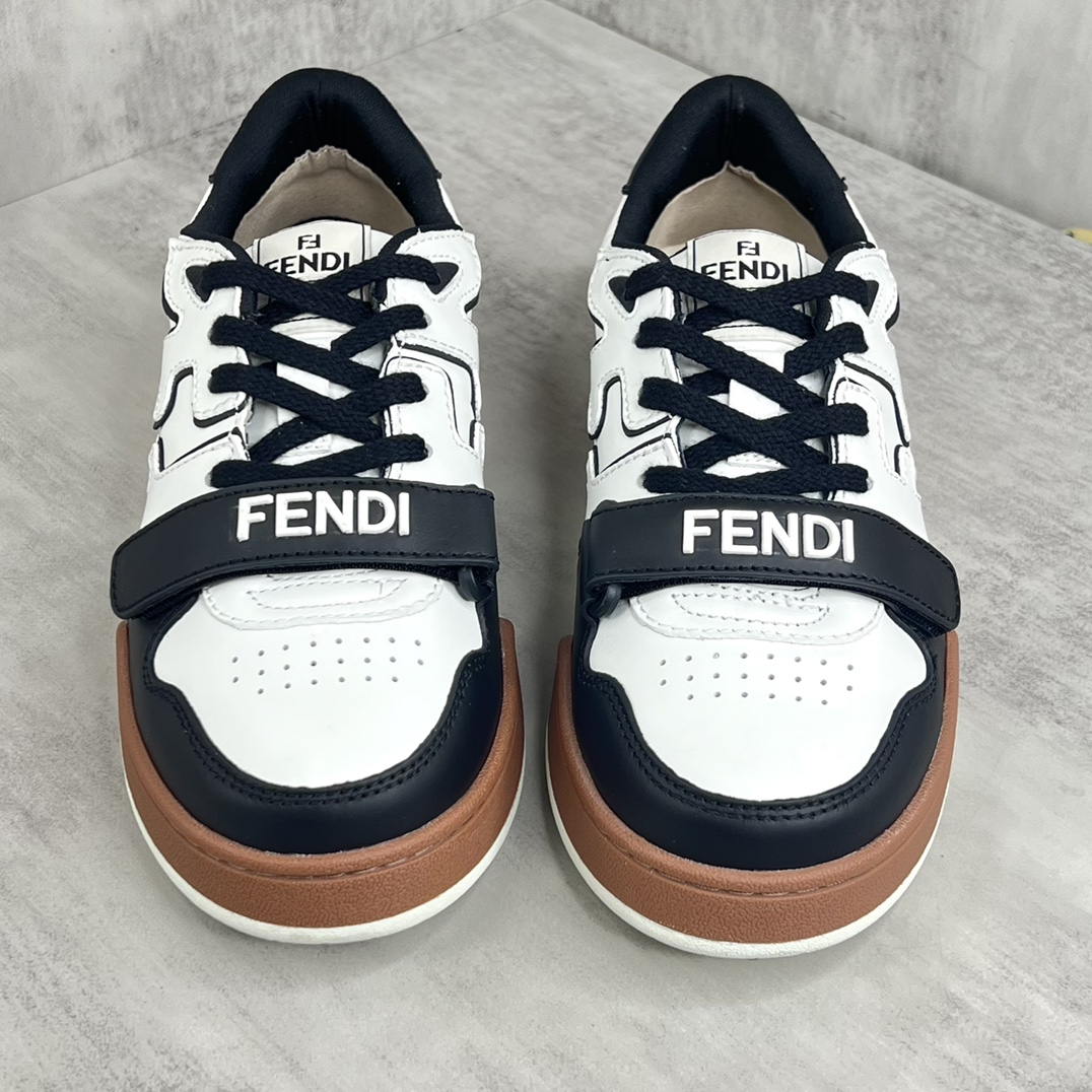Fendi 新款上架 (莞产 ) Fendi 芬迪 23ss魔术贴 休闲鞋FENDI芬迪match最新 运动鞋 设计师Kim Jones打造的首款运动鞋fendi match 和LV驴牌的Trainer篮球运动鞋 鞋型差不多 添加了FF 的设计 鞋面采用麂皮和皮革拼接组合 侧面凸起的双F logo内里采用毛巾绒里 / 男款39-45