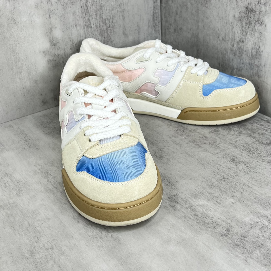 Fendi 新款上架 (莞产 ) Fendi 芬迪23ss 休闲鞋FENDI芬迪match最新 运动鞋 设计师Kim Jones打造的首款运动鞋fendi match 和LV驴牌的Trainer篮球运动鞋 鞋型差不多 添加了FF 的设计 鞋面采用麂皮和皮革拼接组合 侧面凸起的双F logo内里采用毛巾绒里 / 男款39-45