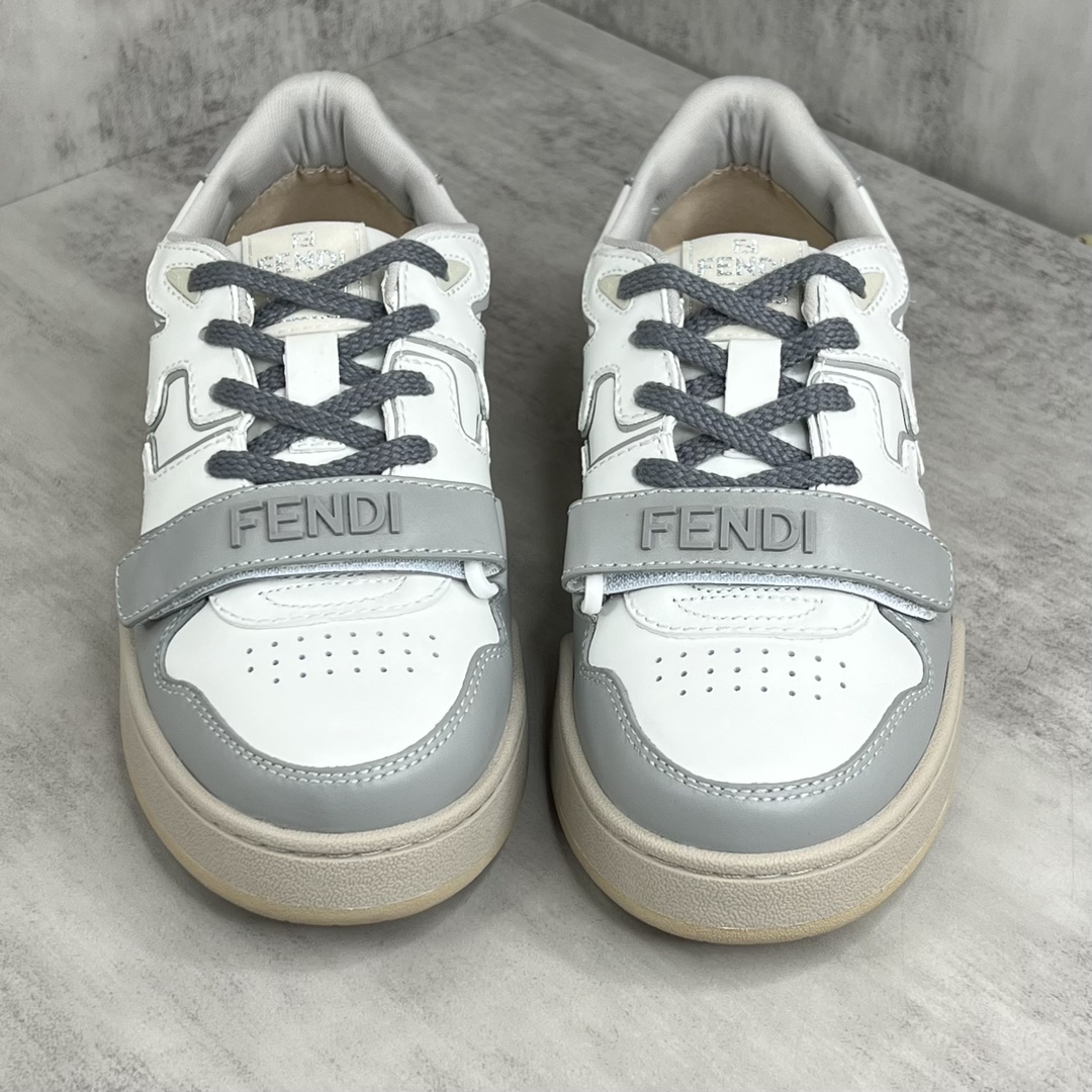 Fendi 新款上架 (莞产 ) Fendi 芬迪 23ss魔术贴 休闲鞋FENDI芬迪match最新 运动鞋 设计师Kim Jones打造的首款运动鞋fendi match 和LV驴牌的Trainer篮球运动鞋 鞋型差不多 添加了FF 的设计 鞋面采用麂皮和皮革拼接组合 侧面凸起的双F logo内里采用毛巾绒里 / 男款39-45