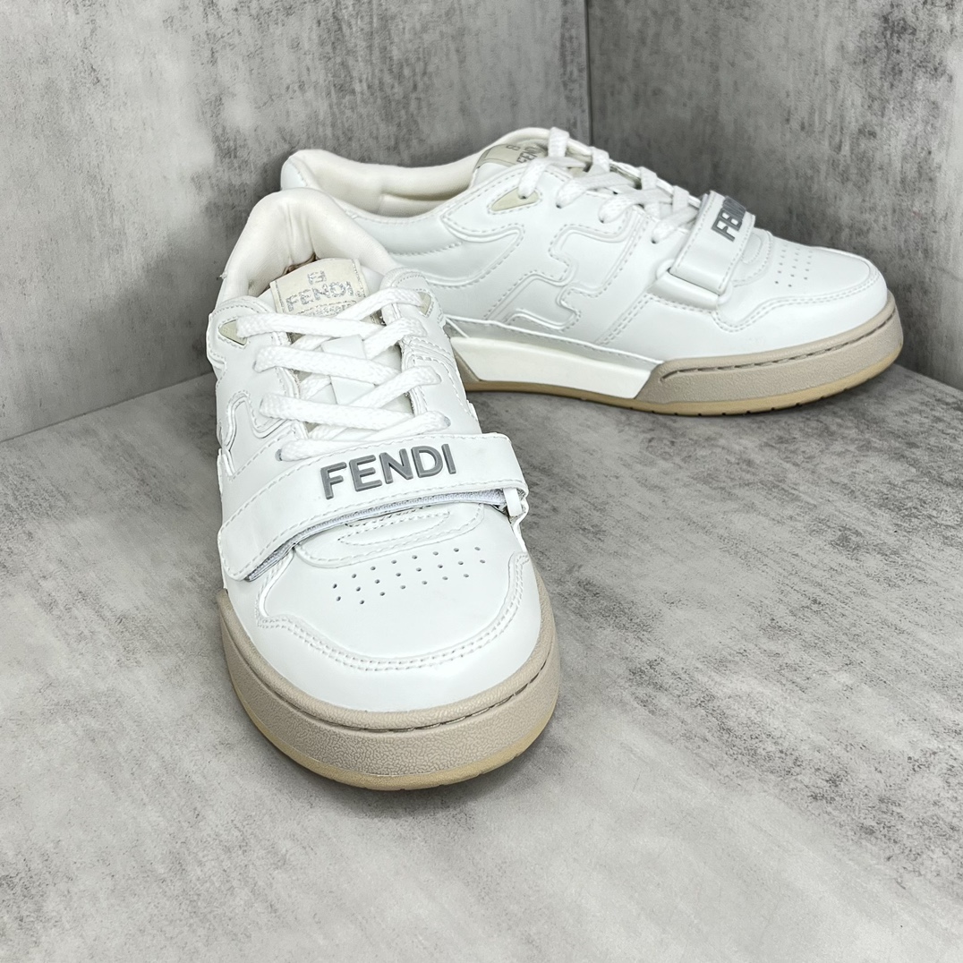 Fendi 新款上架 (莞产 ) Fendi 芬迪 23ss魔术贴 休闲鞋FENDI芬迪match最新 运动鞋 设计师Kim Jones打造的首款运动鞋fendi match 和LV驴牌的Trainer篮球运动鞋 鞋型差不多 添加了FF 的设计 鞋面采用麂皮和皮革拼接组合 侧面凸起的双F logo内里采用毛巾绒里 / 男款39-45