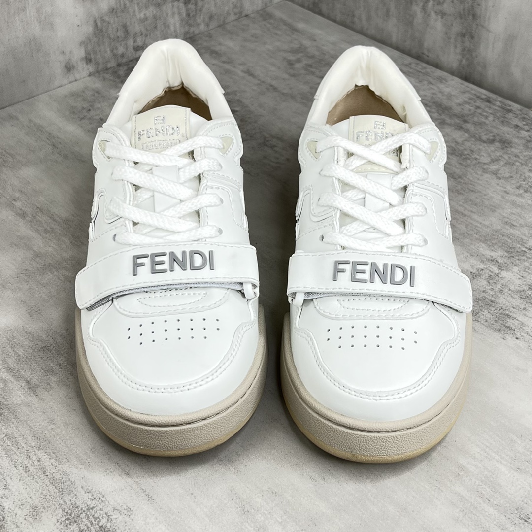 Fendi 新款上架 (莞产 ) Fendi 芬迪 23ss魔术贴 休闲鞋FENDI芬迪match最新 运动鞋 设计师Kim Jones打造的首款运动鞋fendi match 和LV驴牌的Trainer篮球运动鞋 鞋型差不多 添加了FF 的设计 鞋面采用麂皮和皮革拼接组合 侧面凸起的双F logo内里采用毛巾绒里 / 男款39-45