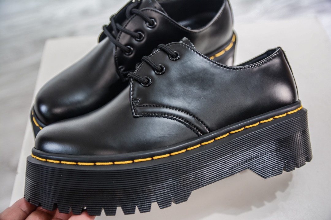 Dr.martens 1461 is made of imported rubber outsole made of motorcycle wiring materials