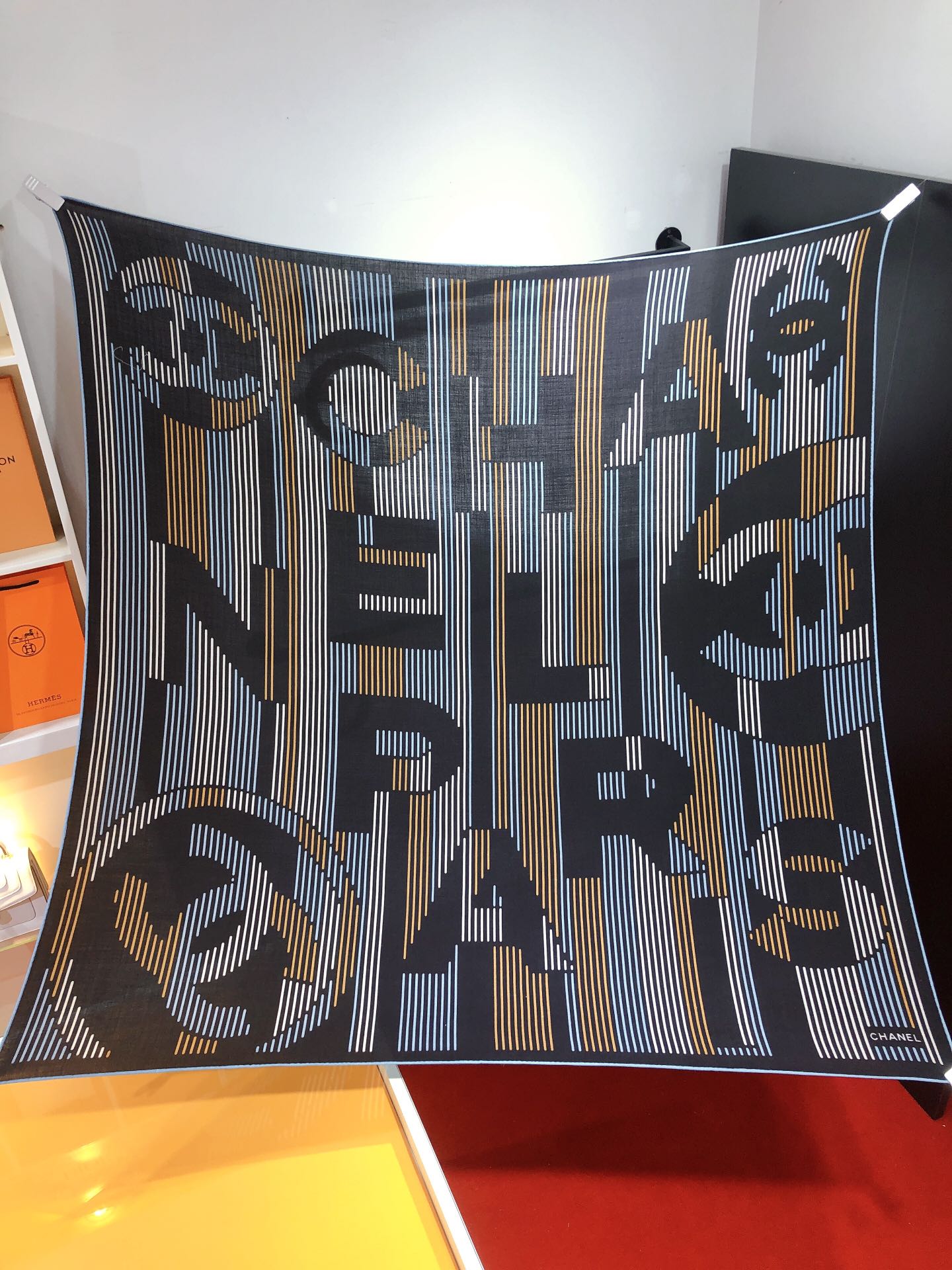 NO:173181,RCC2327 original single small fragrance 140cm velvet square scarf, made of classic cashmere and silk blend fabric, soft and light, easy to wear. It is an ideal companion for cold or slightly cool nights, providing you with warm care... Super value for rewards that will definitely scream counter quality This model is the top visual feast Top silk cashmere blended herringbone pattern is as soft and silky as velvet, making it a unique and precious existence. Overseas counters are absolutely top-notch!  Special channel goods sold one less [Specification 140x140cm 70 cashmere 30 silk], high-version scarf, real silk19860909RCC2327原单小香140cm丝绒方巾,采用经典山羊绒和真丝混纺面料,柔软轻盈,佩戴方便.它是寒冷时分或微凉夜间的理想伴侣,为您提供温暖呵护.……超值回馈绝对会尖叫的专柜品质此款是顶级视觉盛宴顶级真丝羊绒混纺人字纹如天鹅绒般柔软丝滑,使之成为独一无二的珍贵存在.海外专柜同步绝对的顶级好货！特殊渠道货卖一个少一个【规格140x140cm 70羊绒30真丝】,高版本围巾,real silk,scarf