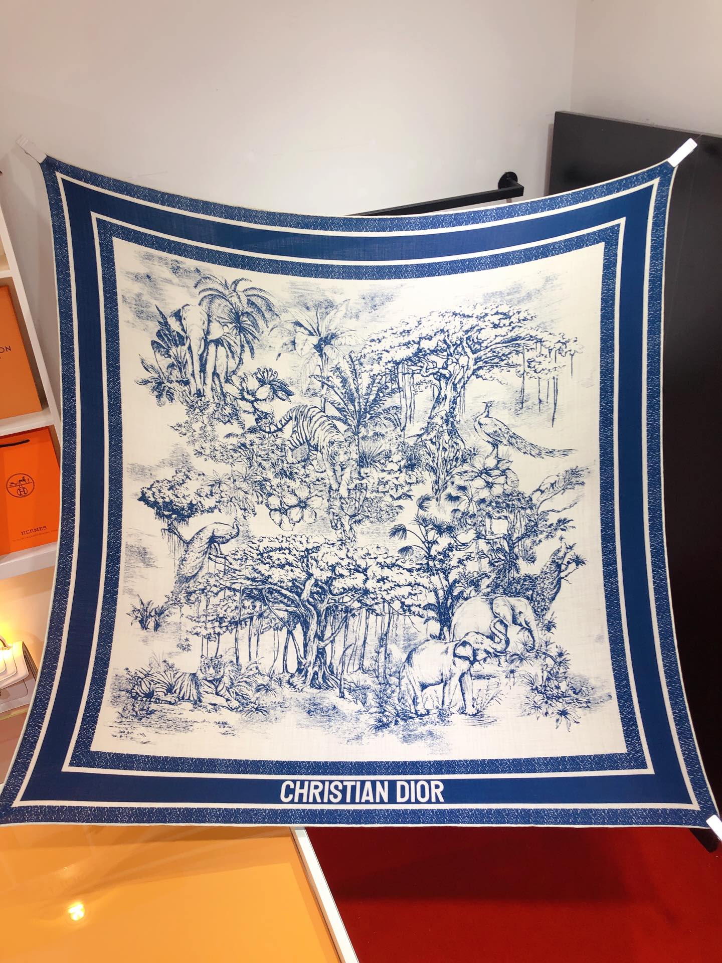 NO:169633,RDO2325 original single D [Voyage] 140cm velvet square scarf, this square scarf is decorated with Voyage print patterns, from a series created by Dior and Italian artist Pietro Ruffo, which cleverly blends Indian-style flora and fauna with Mr. Dior's classic patterns. Decorated with multi-color patterns and hand-curled edges, embellished with contrasting Christian Dior logo jacquard strip patterns to enhance the style. The cool style is made of top velvet material to create a baby's skin-like feel. The most accurate printing process in the industry The basic style with full colors and rich and casual matching is super practical  Pure hand-made curled edges [lips] [lips] [specimensions 140x140cm.70 cashmere 30 silk], high-version scarf, dior, dior, real silk19860909RDO2325原单D家【Voyage】140cm丝绒方巾,这款方巾饰以 Voyage 茹伊印花图案,来自 Dior 与意大利艺术家彼得罗·鲁福 (Pietro Ruffo) 携手打造的系列,将富有印度风情的动植物与 Dior 先生的经典图案巧妙融合.饰以多色图案和手工卷边,点缀以对比鲜明的 Christian Dior 标志提花条形图案提升格调.高冷范,采用顶级丝绒材质,打造如婴儿肌肤般的手感, 业内最精确的印花工艺 色彩饱满丰富随意配搭的基础款 超实用 纯手工卷边[嘴唇][嘴唇]【规格140x140cm.70羊绒30真丝】,高版本围巾,dior,dior,real silk,scarf