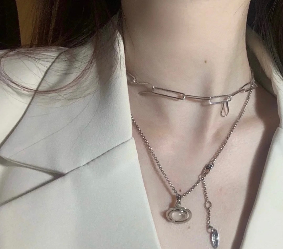 高品质 细节如图 银色带钻土星项链【VivienneWestwood】宝宝,什么是快乐星球,来,这就是