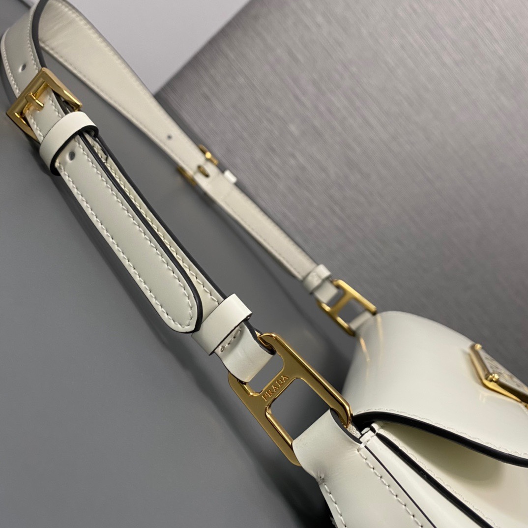 P550【顶级原单】🎉新款腋下包🎉1BD345到货啦🎉🎉流畅的弧线设计为这款单肩包赋予精致而现代的魅力。风格百搭，里外全皮配有2条长短肩带/又可调节，适合用作手提包或单肩包/斜跨。现代感十足的亮面皮革锦上添花。呈现翻盖廓形，融合精致感与功能性。又是一款永久不过时爆款，宝宝们。赶紧入手吧🎉尺寸：长24x高11x底4cm！🎉🎉🎉👏👏