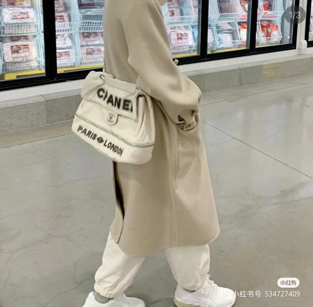CHANEL 23k handle bag shopping bag. This waxed cowhide should be the best-looking bag this season. It has light gold buttons.