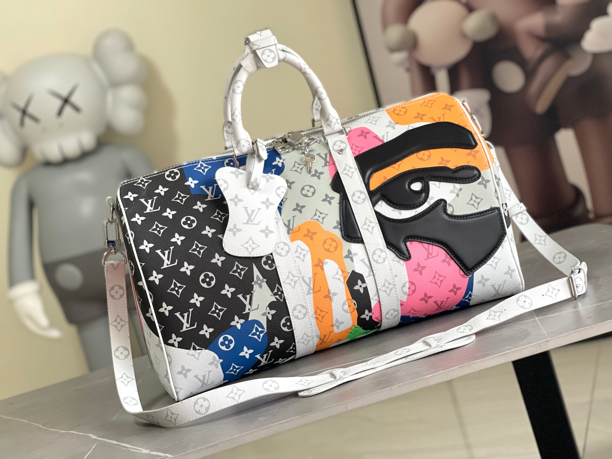 NO:186527,Authentic M23160 Louis Vuitton Classic Keepall 45 size travel bag model number 23160 Immersed with pink tones like rising sun, and welcoming spring. Monogram canvas presents a soft brilliance, and the size of the carry-on luggage does not lose enough storage space. Detailed features 45 x 27 x 20 cm (length x height x width) Monogram coated canvas cowhide cowhide fabric lining Metal parts Zipper opening and closing Large main compartment Zipper inner bag Removable brand Body luggage size, authentic LV, louis vuitton, louis vuitton, cowhide19860909正品级 M23160 路易威登经典 Keepall 45尺寸旅行袋款号23160 浸染宛如朝阳的粉彩色调,活力迎接 春季.Monogram 帆布呈现柔和光彩,随身上机行李尺寸不失充裕收纳空间. 详细特征 45 x 27 x 20 厘米 (长度 x 高 x 宽) Monogram 涂层帆布 牛皮革饰边 织物内衬 金属件 拉链开合 大号主隔层 拉链内袋 可拆卸名牌 随身上机行李尺寸,正品级LV,louis vuitton,louis vuitton,cowhide,Bag