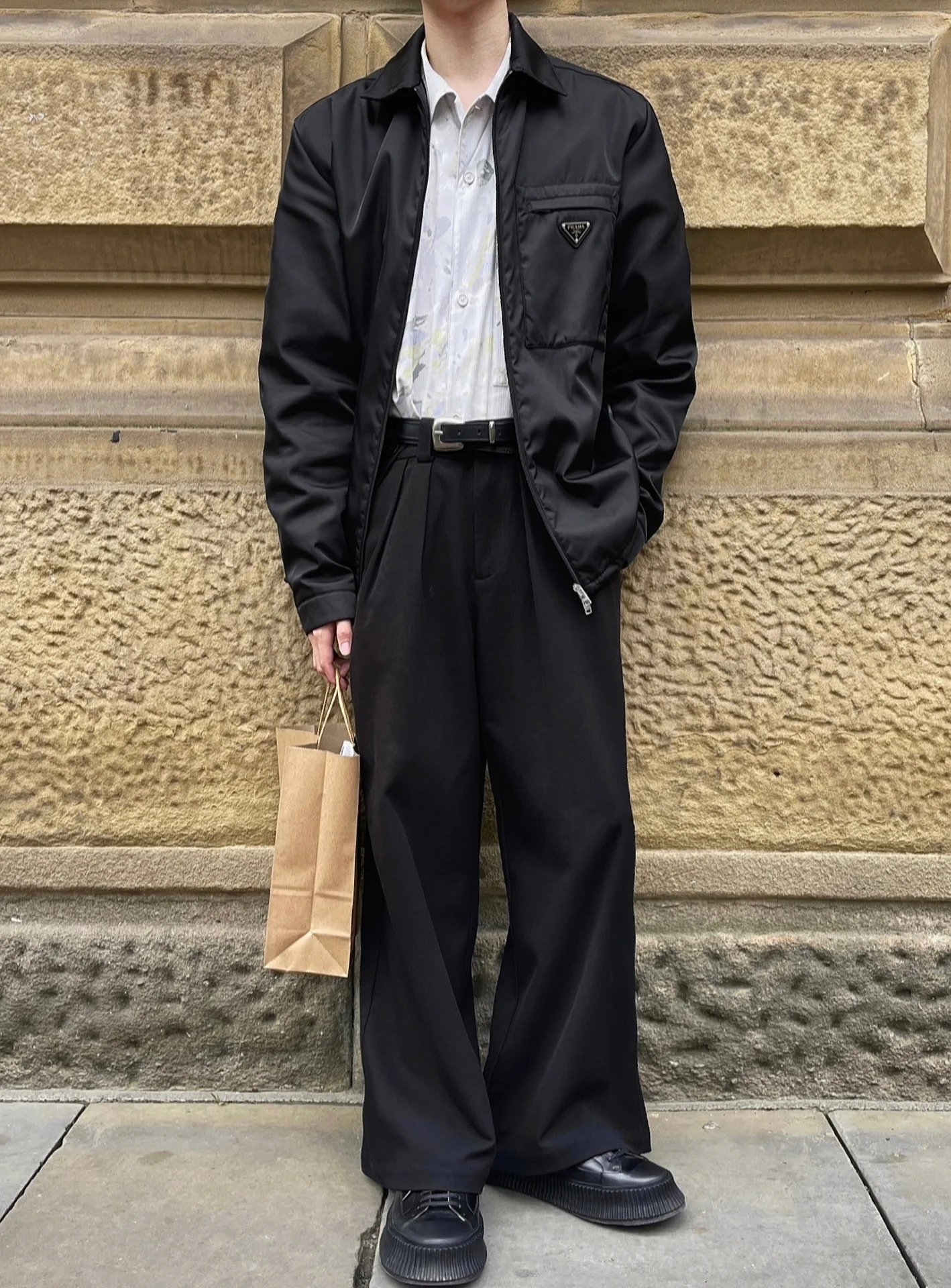  Pra三角标logo长袖夹克衫外套
开发面料为定制高密再生尼龙 定制的 五金独家定制质感拉满 P家的这