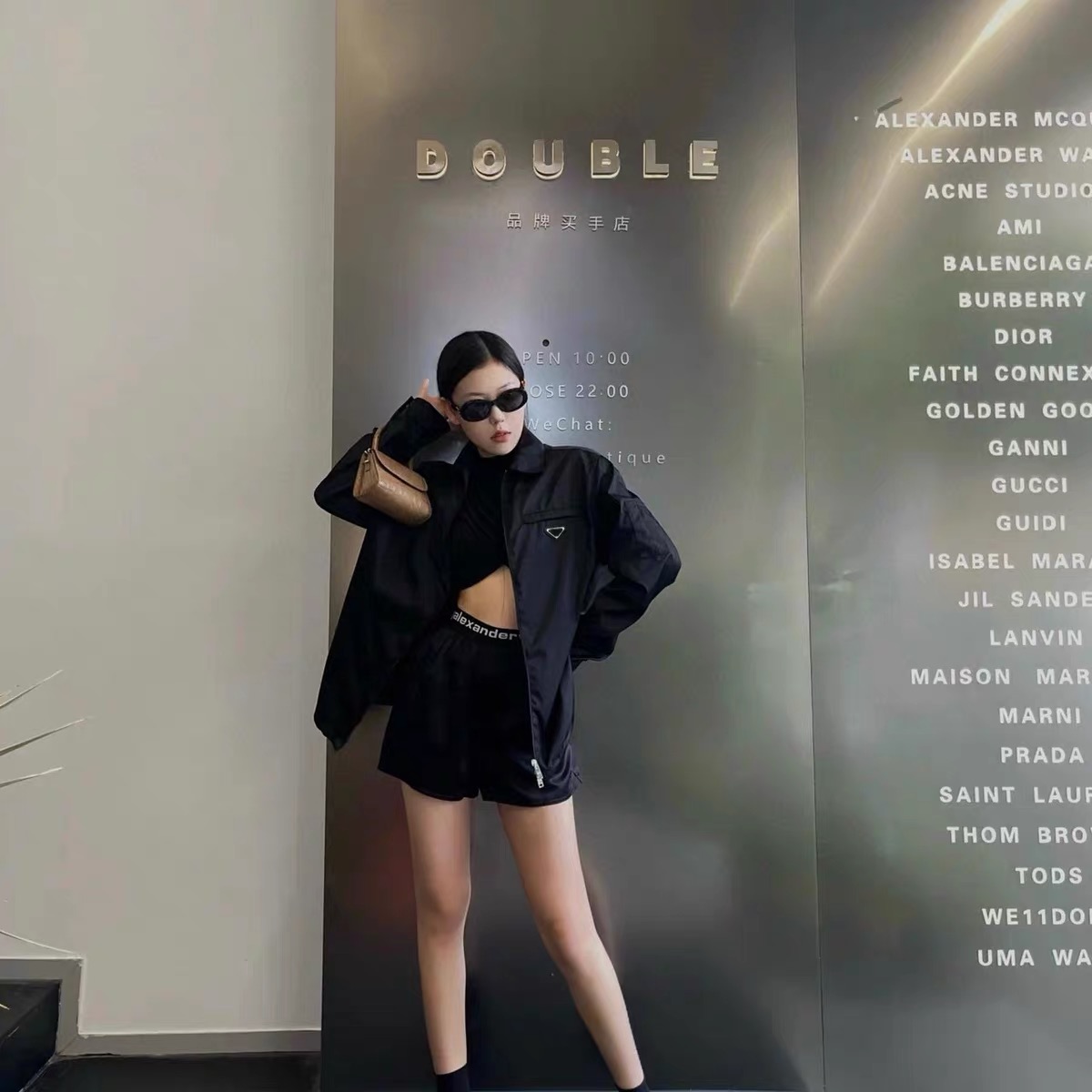  Pra三角标logo长袖夹克衫外套
开发面料为定制高密再生尼龙 定制的 五金独家定制质感拉满 P家的这