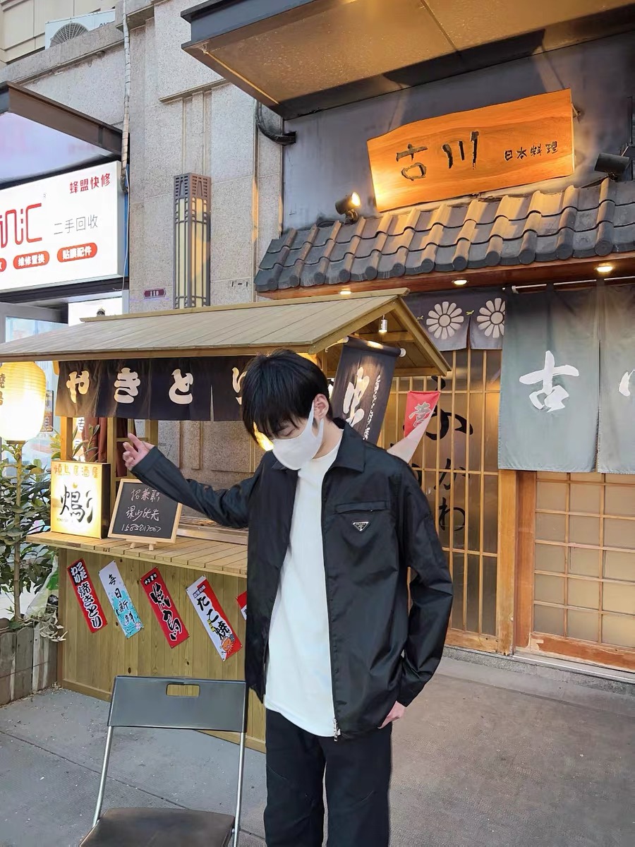  Pra三角标logo长袖夹克衫外套
开发面料为定制高密再生尼龙 定制的 五金独家定制质感拉满 P家的这