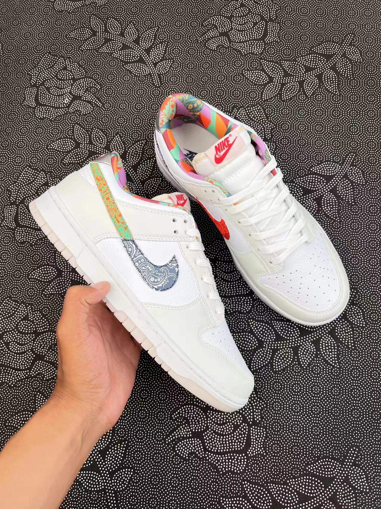 399 ? Nike Dunk Low 白菜配色? size：35.5-40 VH原盒  价格香 颜值高 鞋子的亮点是多佩斯利印花 Swooshes 和内讨上使用的多图案，其他细节包括带有红色鞋舌品牌和后部刺绣的金属银色！ 支持得物App/识货App鉴定 支持无理由售后90天