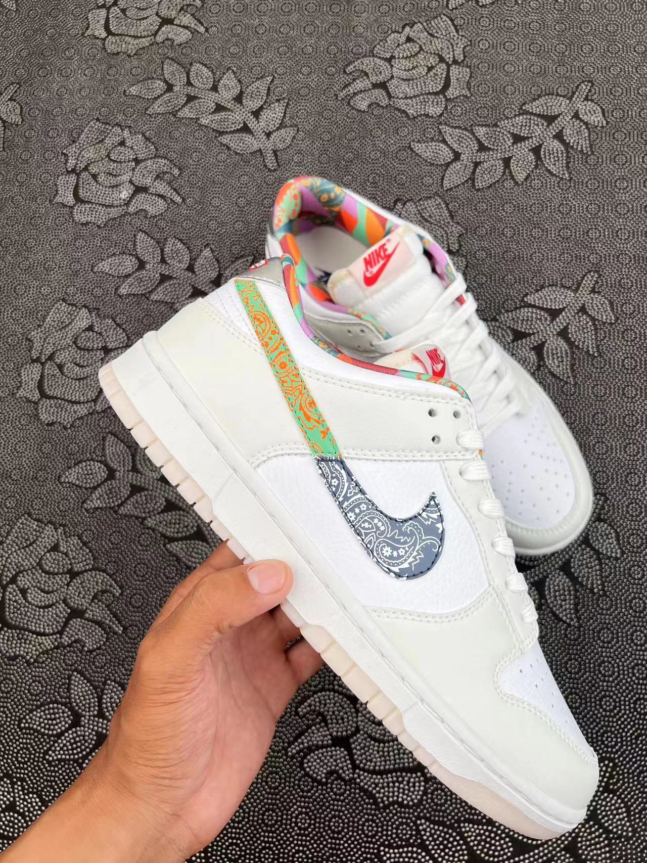 399 ? Nike Dunk Low 白菜配色? size：35.5-40 VH原盒  价格香 颜值高 鞋子的亮点是多佩斯利印花 Swooshes 和内讨上使用的多图案，其他细节包括带有红色鞋舌品牌和后部刺绣的金属银色！ 支持得物App/识货App鉴定 支持无理由售后90天