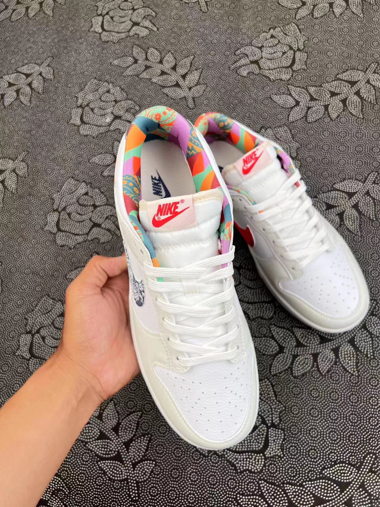 399 ? Nike Dunk Low 白菜配色? size：35.5-40 VH原盒  价格香 颜值高 鞋子的亮点是多佩斯利印花 Swooshes 和内讨上使用的多图案，其他细节包括带有红色鞋舌品牌和后部刺绣的金属银色！ 支持得物App/识货App鉴定 支持无理由售后90天