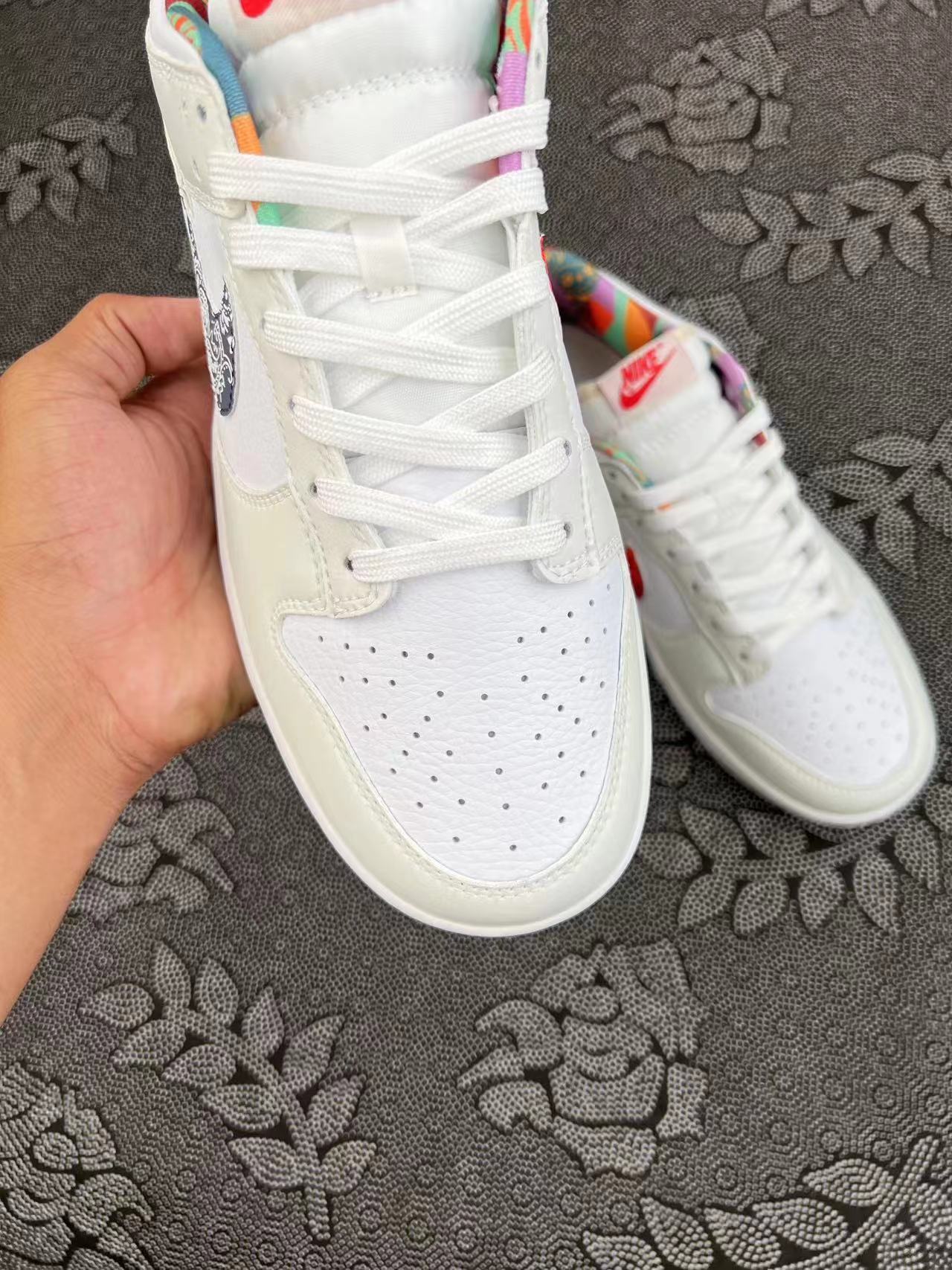 399 ? Nike Dunk Low 白菜配色? size：35.5-40 VH原盒  价格香 颜值高 鞋子的亮点是多佩斯利印花 Swooshes 和内讨上使用的多图案，其他细节包括带有红色鞋舌品牌和后部刺绣的金属银色！ 支持得物App/识货App鉴定 支持无理由售后90天